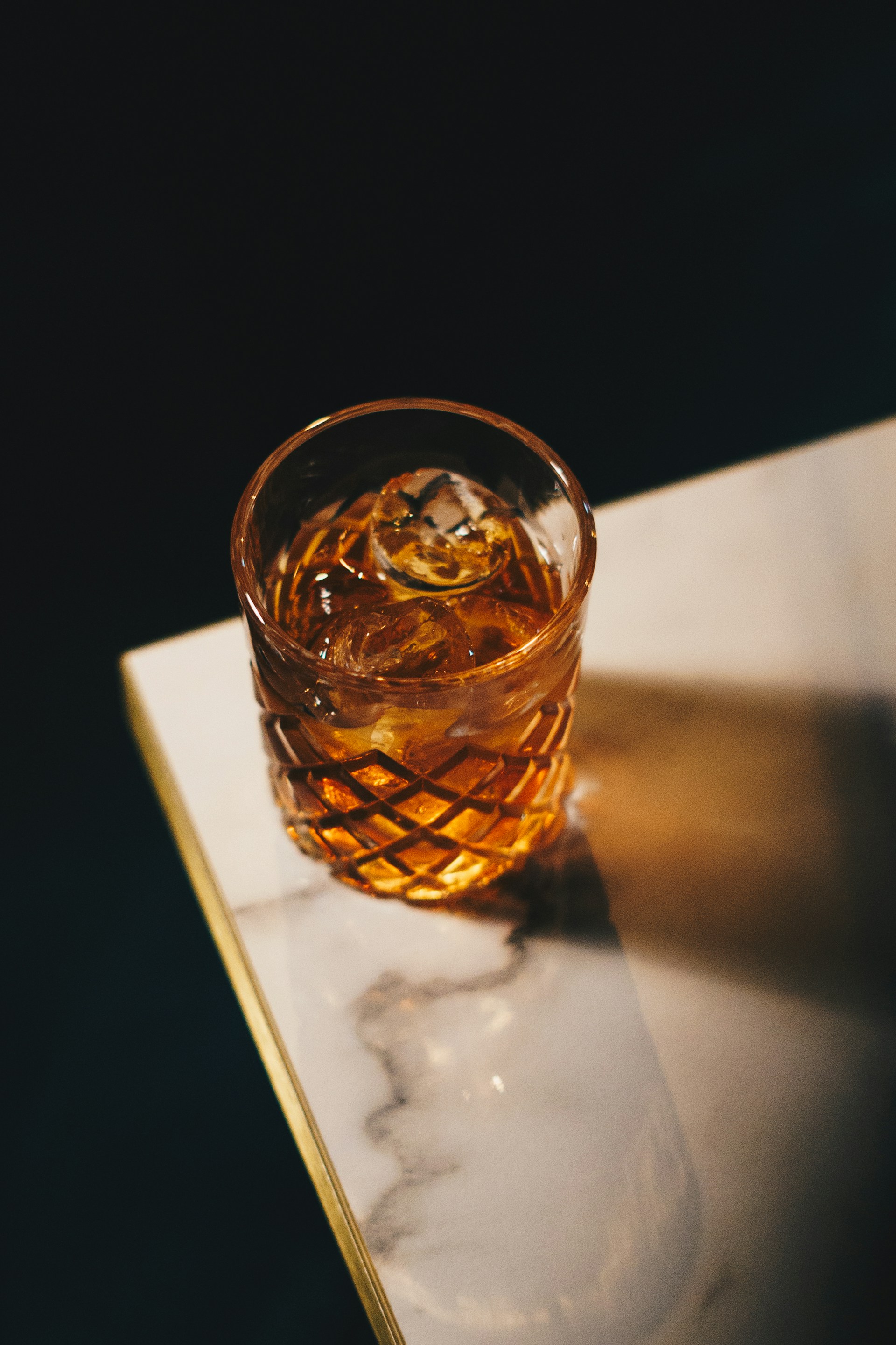 Ein Glas Alkohol | Quelle: Unsplash