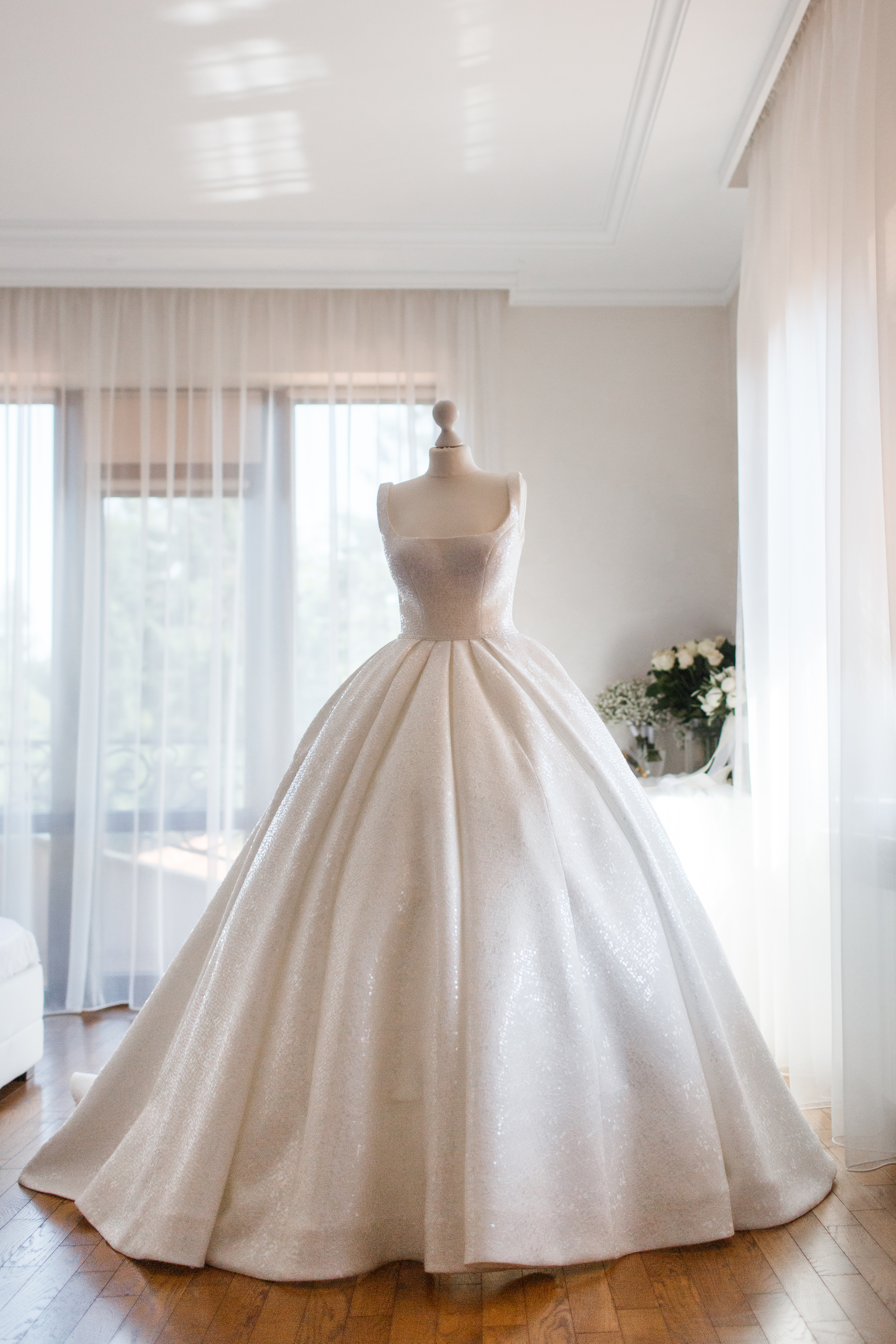 Ein Hochzeitskleid auf einer Schaufensterpuppe in einem Geschäft | Quelle: Getty Images