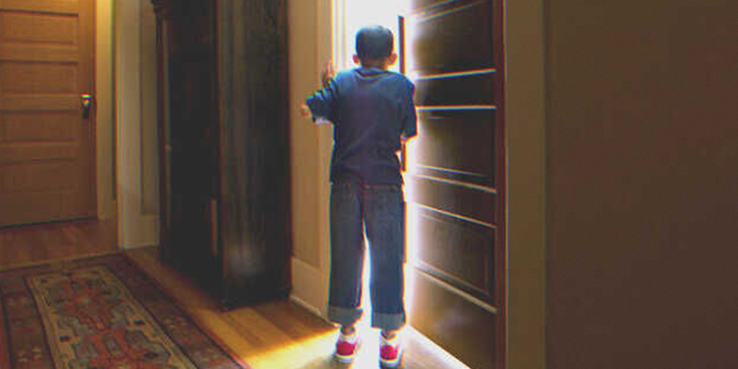 Ein Junge an der Tür | Quelle: Getty Images
