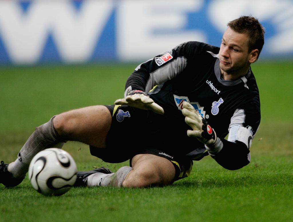 Georg Koch aus Duisburg hält den Ball während des Bundesligaspiels zwischen Bayer Leverkusen und MSV Duisburg in der BayArena am 18. Februar 2006 in Leverkusen. | Quelle: Getty Images