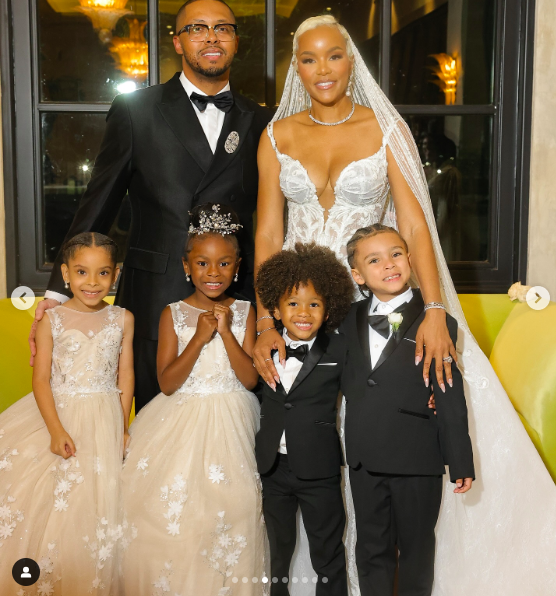 LeToya Luckett und Taleo Coles posieren mit LeToyas Kindern und anderen geliebten Menschen an ihrem Hochzeitstag, gepostet am 2. August 2024 | Quelle: Instagram/iamaventergray