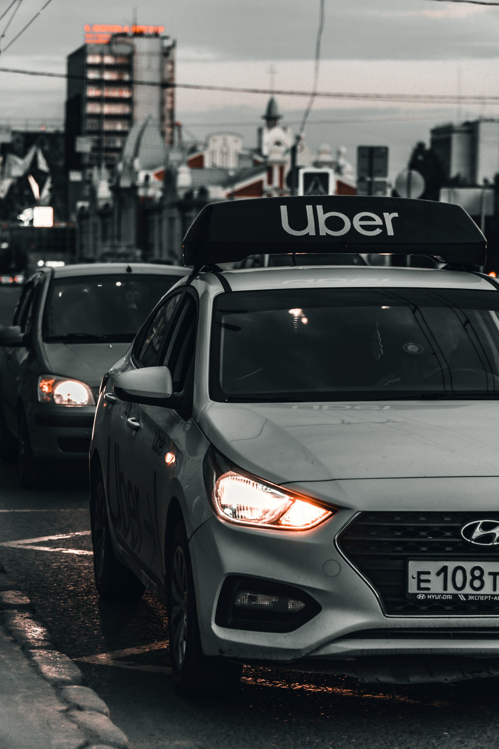 Ein Uber auf der Straße | Quelle: Unsplash