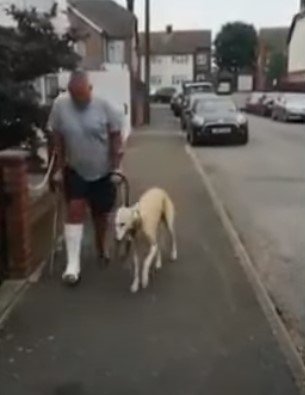 Mr Jones und sein Hund gehen spazieren. I Quelle: youtube.com/ThisMorning