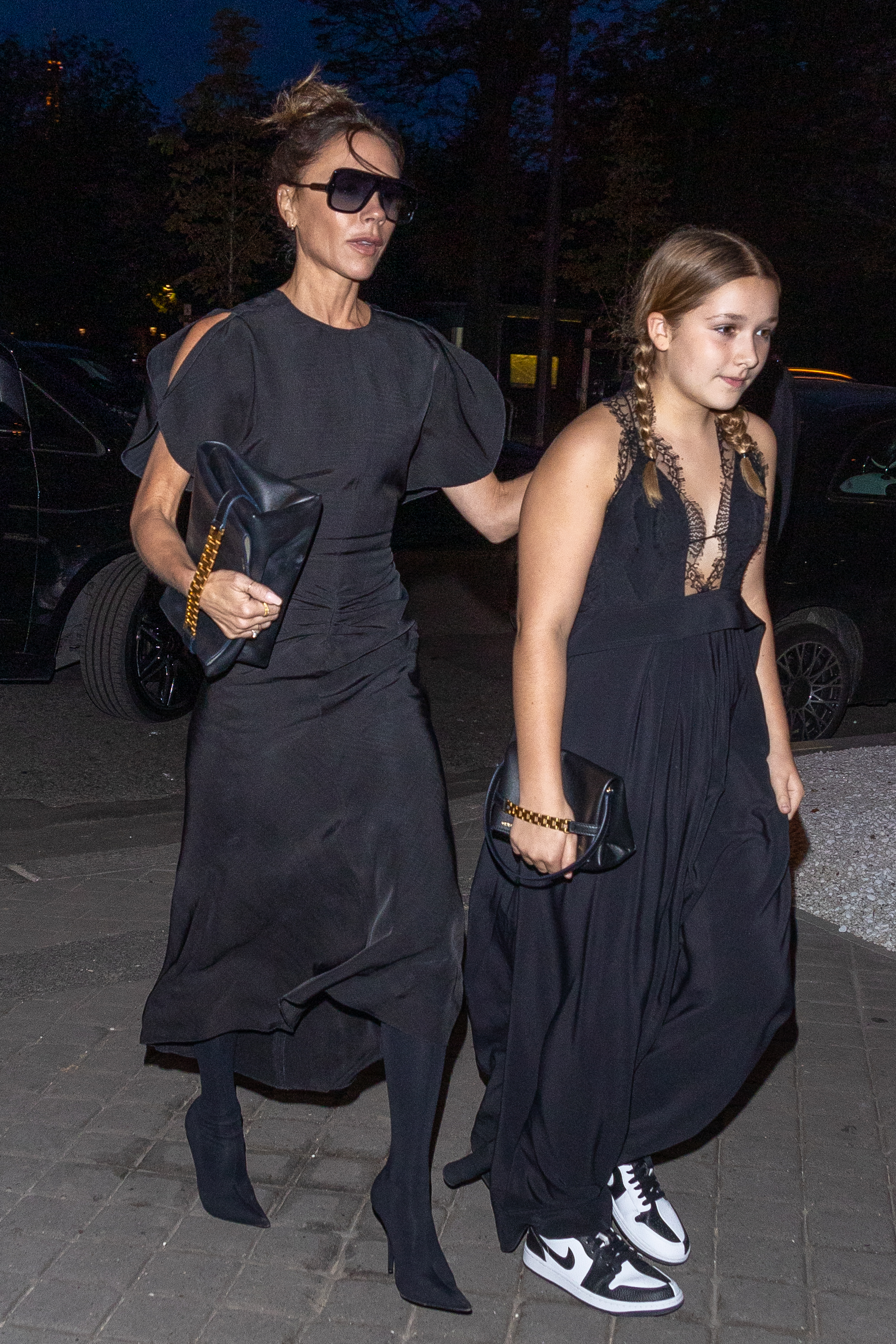 Victoria Beckham und ihre Tochter Harper spazieren in Paris am 30. September 2022 | Quelle: Getty Images