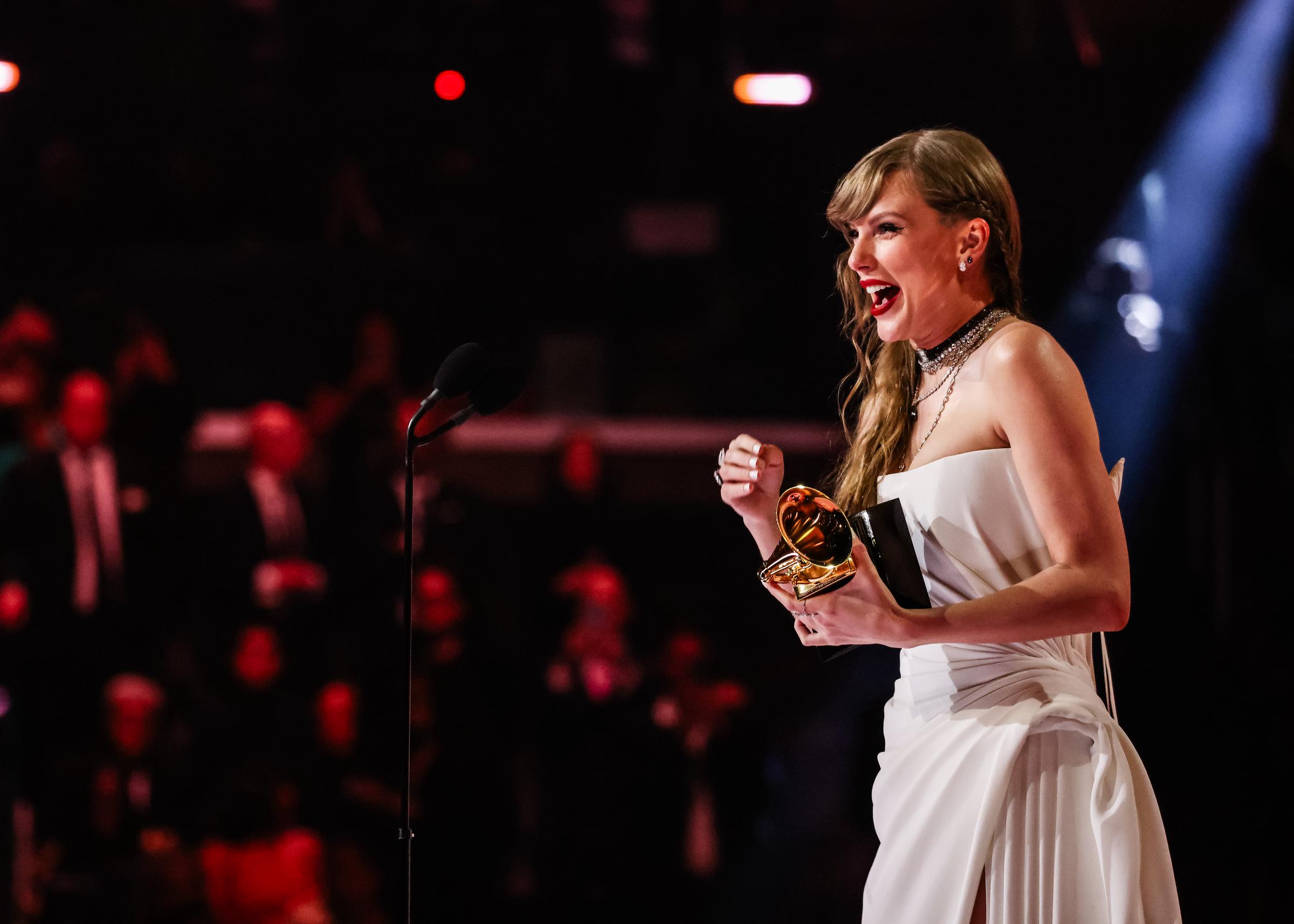 Taylor Swift nimmt den Preis für das Album des Jahres für "Midnights" während der 66. GRAMMY Awards in Los Angeles, Kalifornien, am 4. Februar 2024 entgegen | Quelle: Getty Images