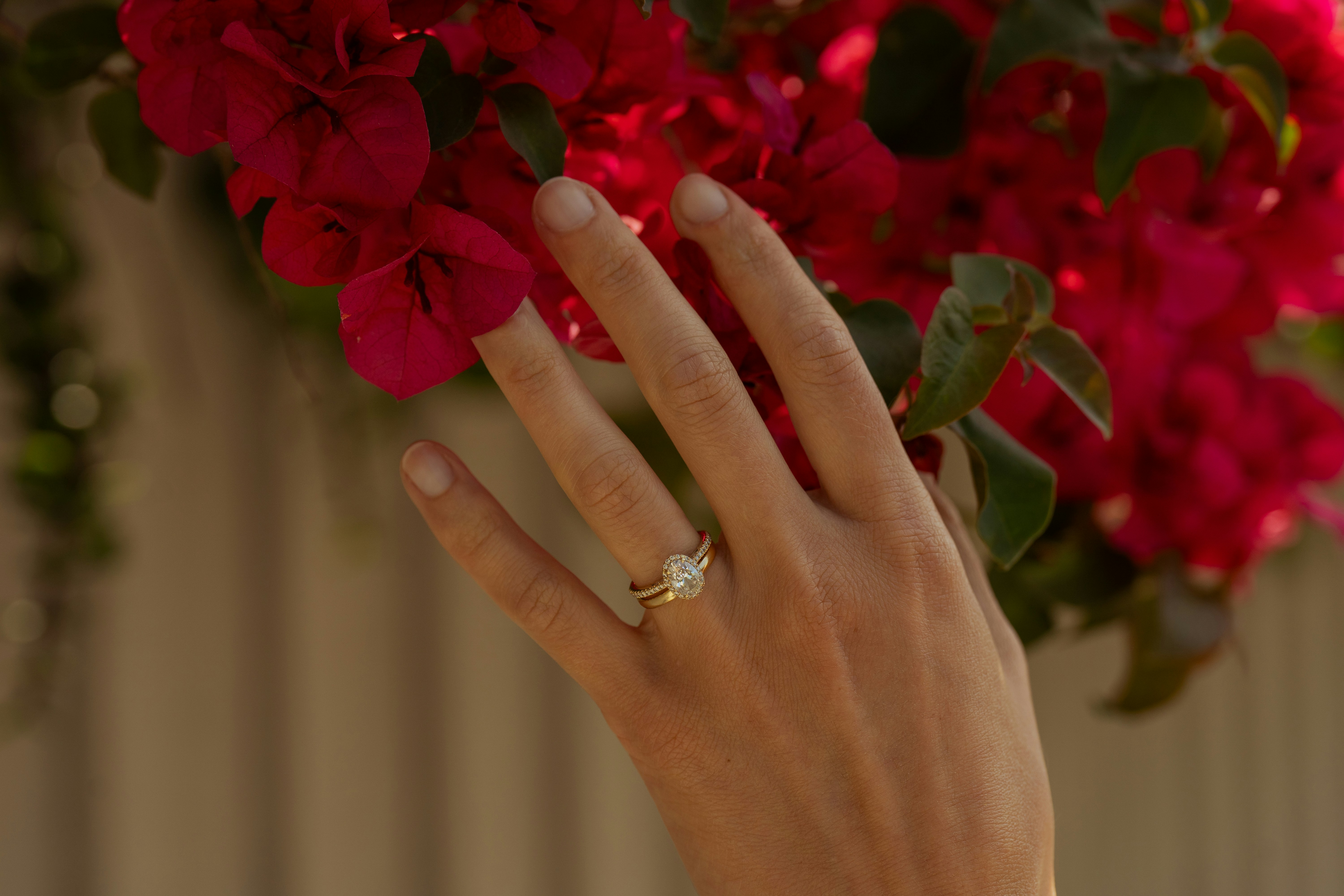 Ein Ehering am Finger einer Frau | Quelle: Unsplash