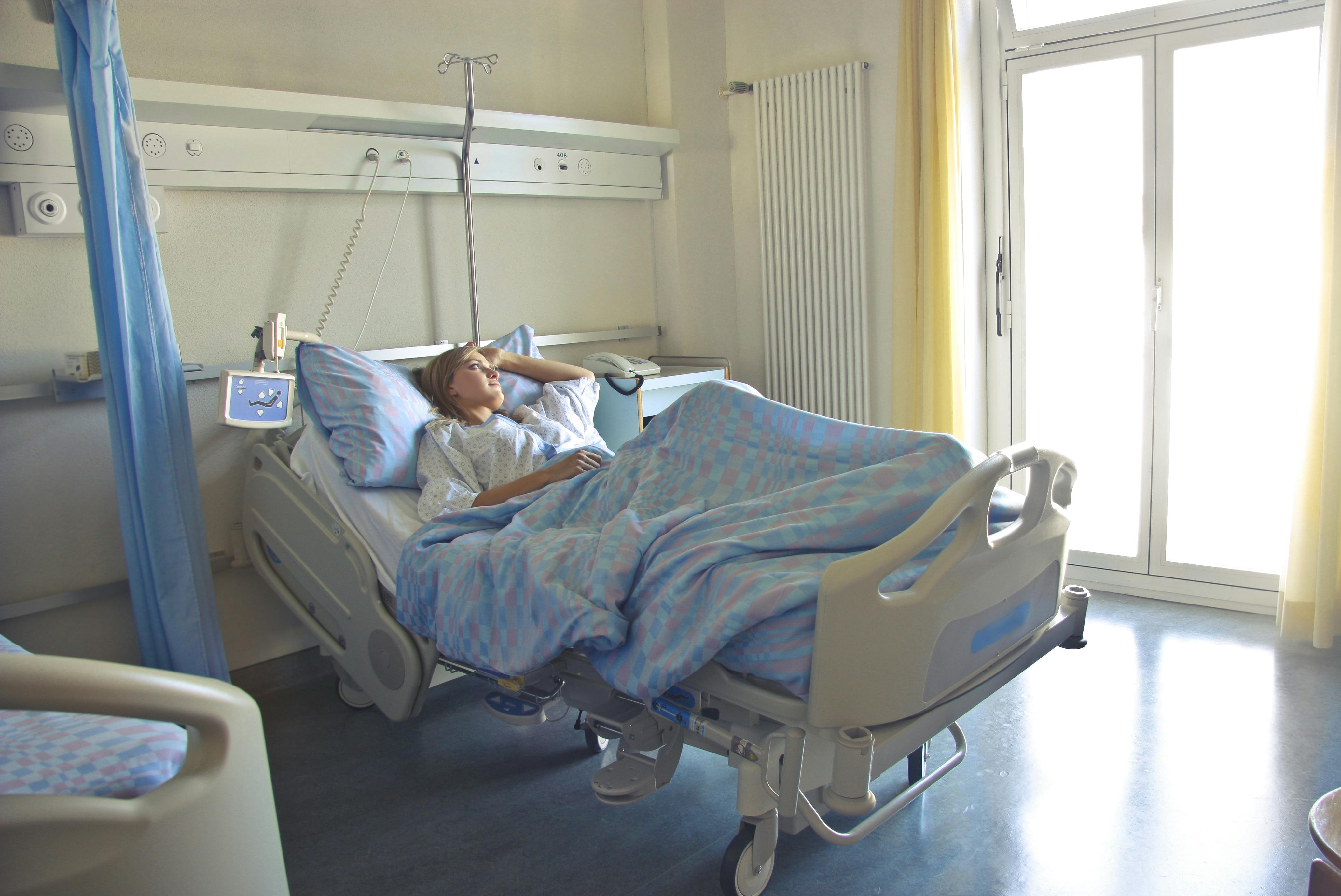 Eine kranke Frau im Krankenhaus | Quelle: Pexels