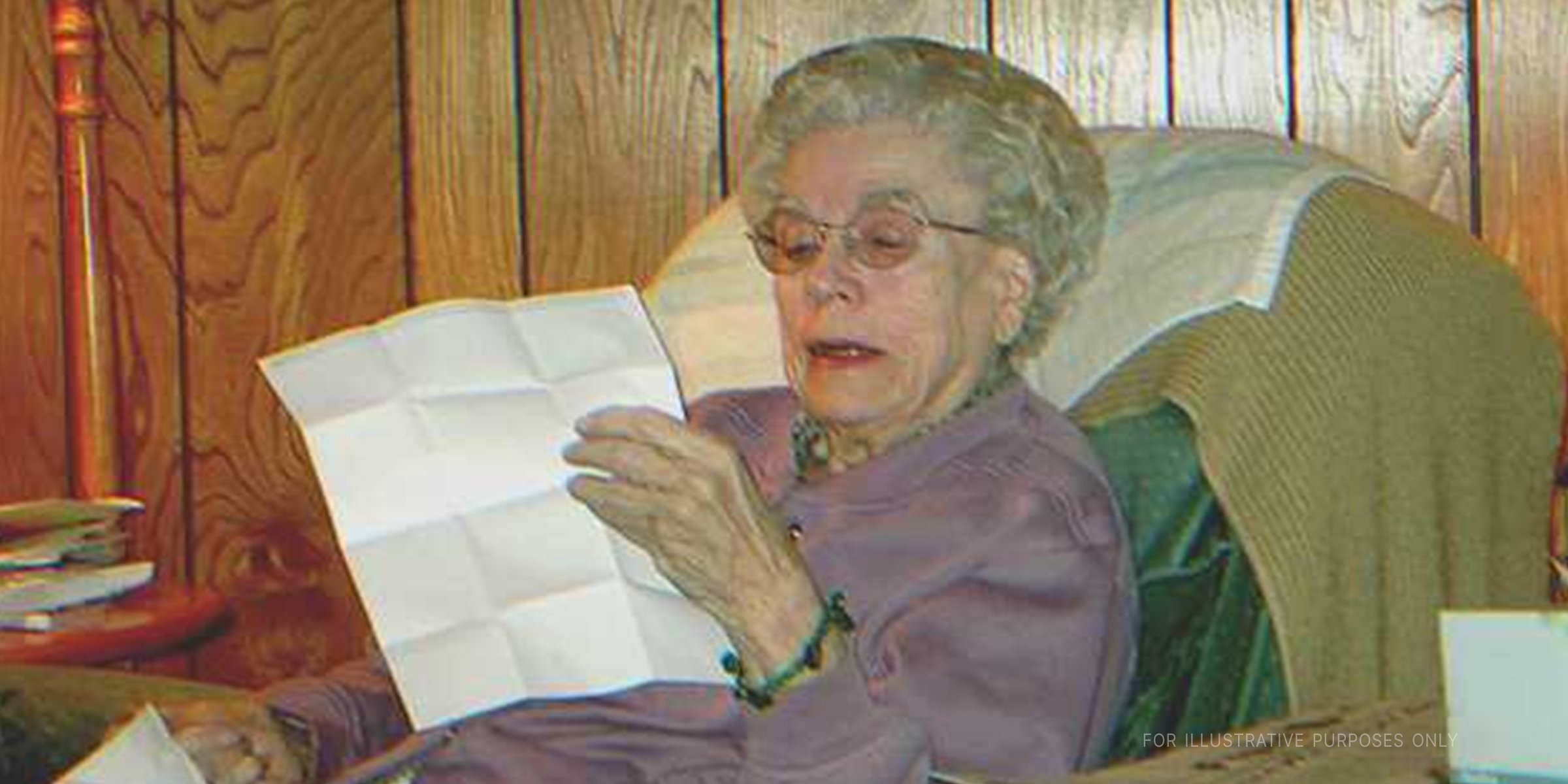 Ältere Frau liest einen Brief | Quelle: Flickr / Matthew Bietz (CC BY-SA 2.0)