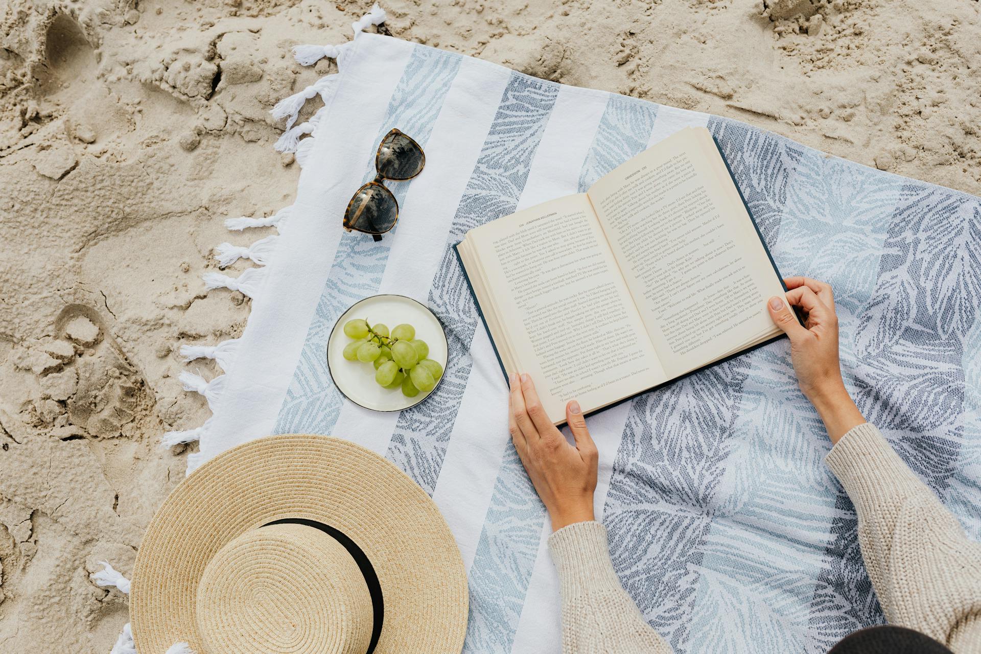 Eine Person, die ein Buch liest | Quelle: Pexels