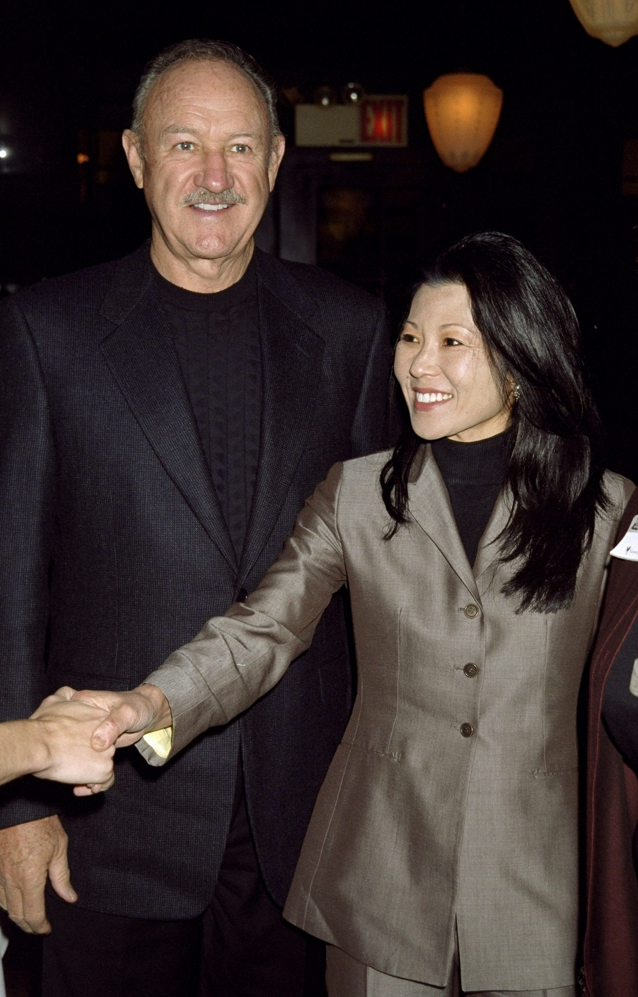 Gene Hackman und Betsy Arakawa werden am 3. November 1999 bei Elaine's fotografiert, wo sie für sein Buch „Wake of the Perido Star“ werben. | Quelle: Getty Images