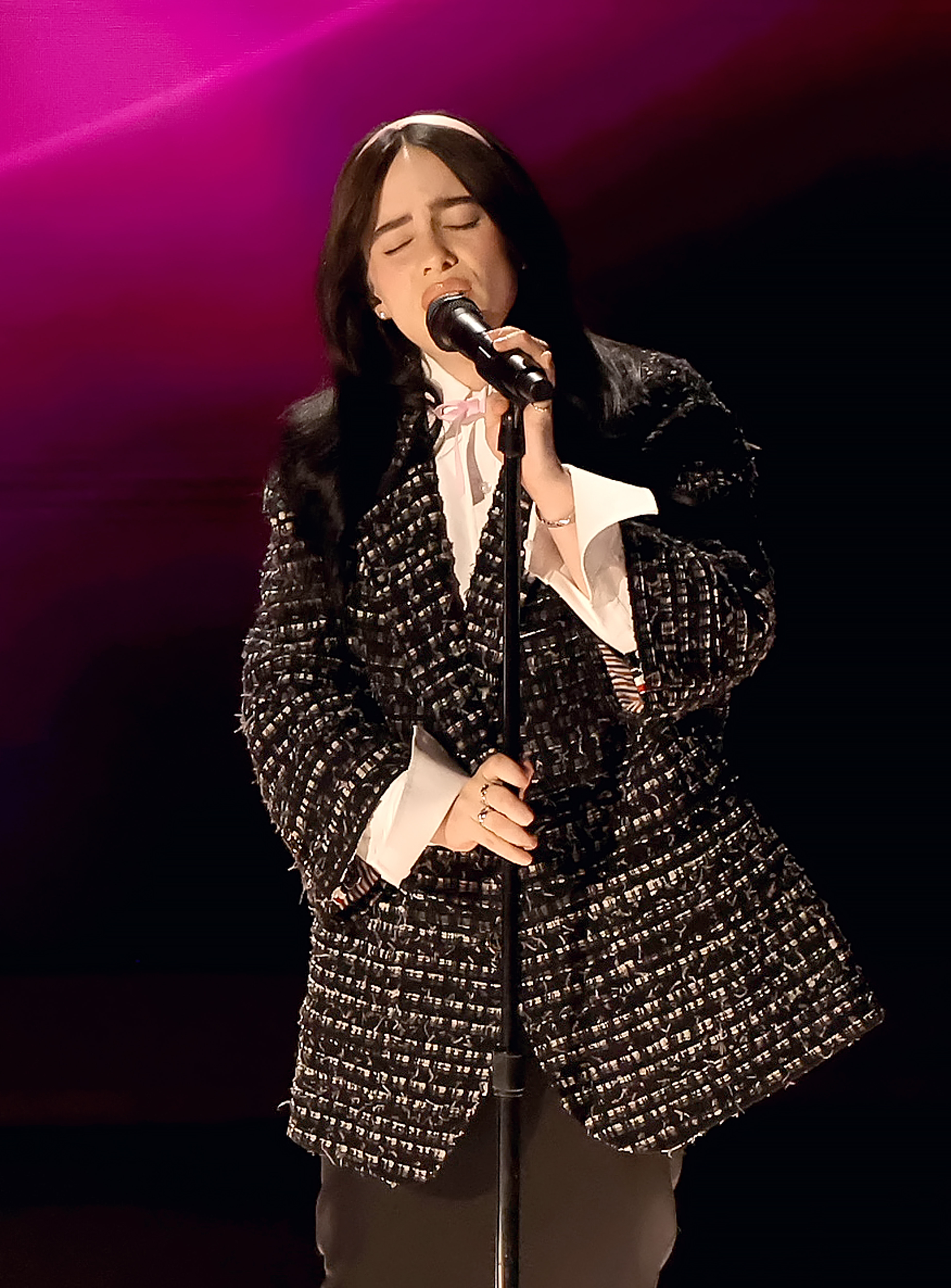 Billie Eilish performt auf der Bühne während der 96th Annual Academy Awards im Dolby Theatre in Hollywood, Kalifornien, am 10. März 2024. | Quelle: Getty Images