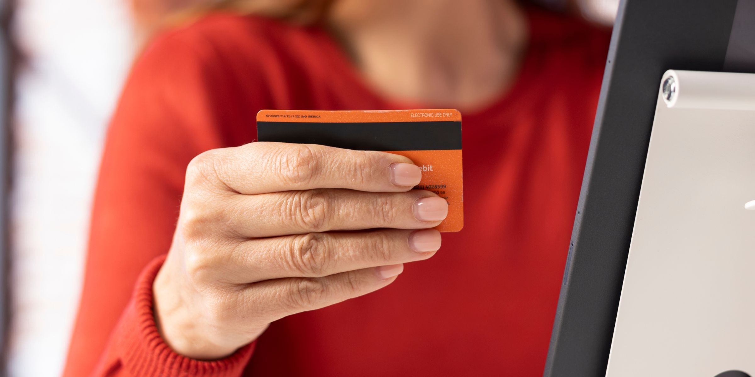 Eine Frau hält eine Kreditkarte | Quelle: Freepik