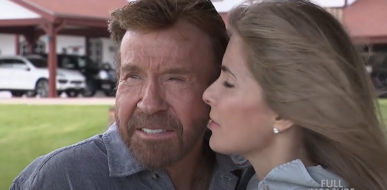 Ein Screenshot von Gena O'Kelly und Chuck Norris aus einem YouTube-Video vom 12. Juni 2017. | Quelle: YouTube/ Full Measure with Sharyl Attkisson