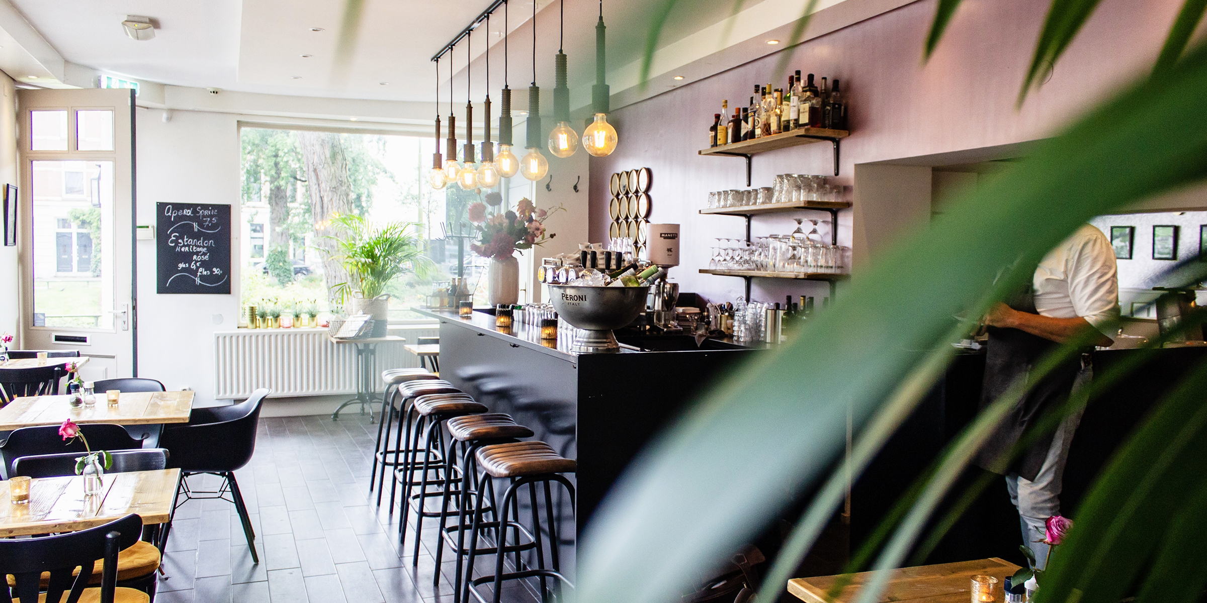 Interieur eines gemütlichen Cafés | Quelle: freepik.com/wirestock