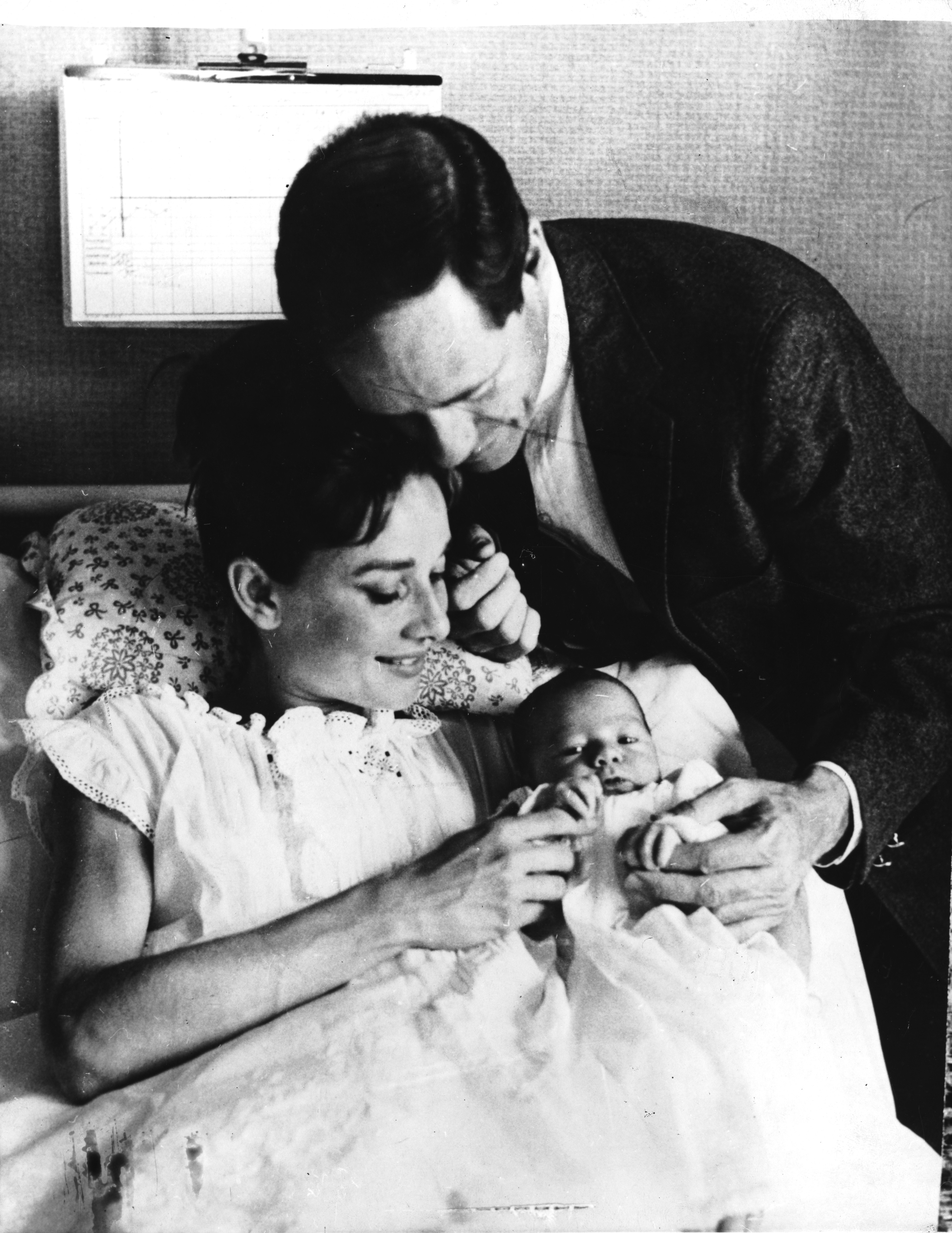 Audrey Hepburn und Mel Ferrer, fotografiert mit ihrem Sohn Sean am 20. Juli 1960 in der Schweiz. | Quelle: Getty Images