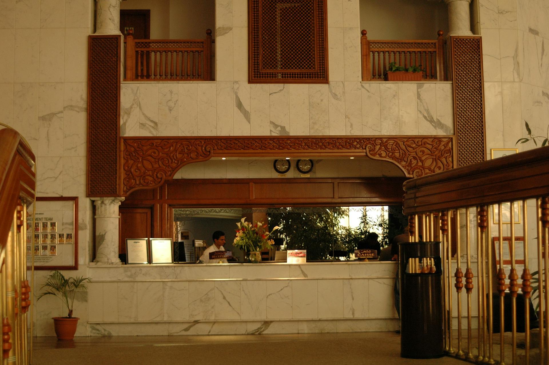 Der Empfangstresen in einer Hotellobby | Quelle: Pexels