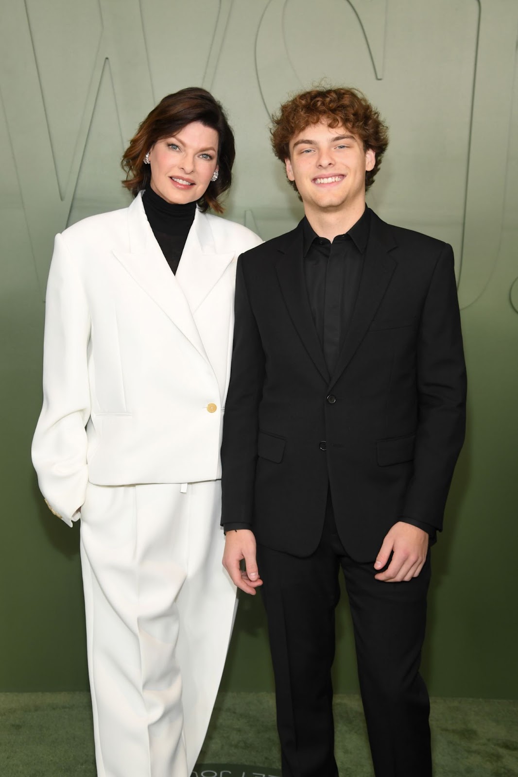 Linda Evangelista und ihr Sohn Augustin posierten gemeinsam bei den WSJ. Magazine 2024 Innovator Awards für einen seltenen öffentlichen Moment, als die stolze Mutter mit ihrem 18-jährigen "Zwilling" feierte. | Quelle: Getty Images