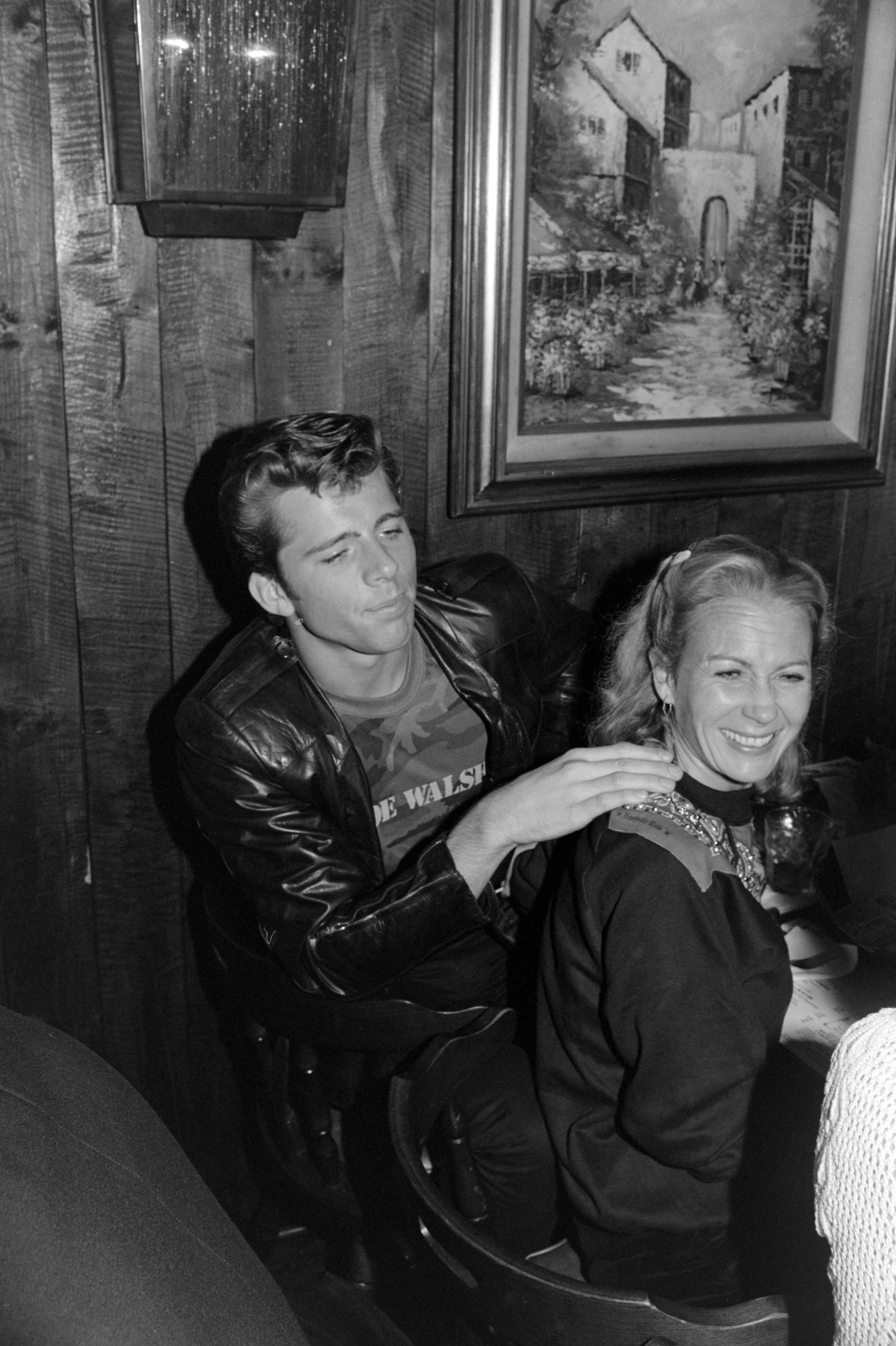 Maxwell Caulfield und Juliet Mills speisen am 17. November 1981 in einem Restaurant von Tony Roma's in Los Angeles, Kalifornien. | Quelle: Getty Images