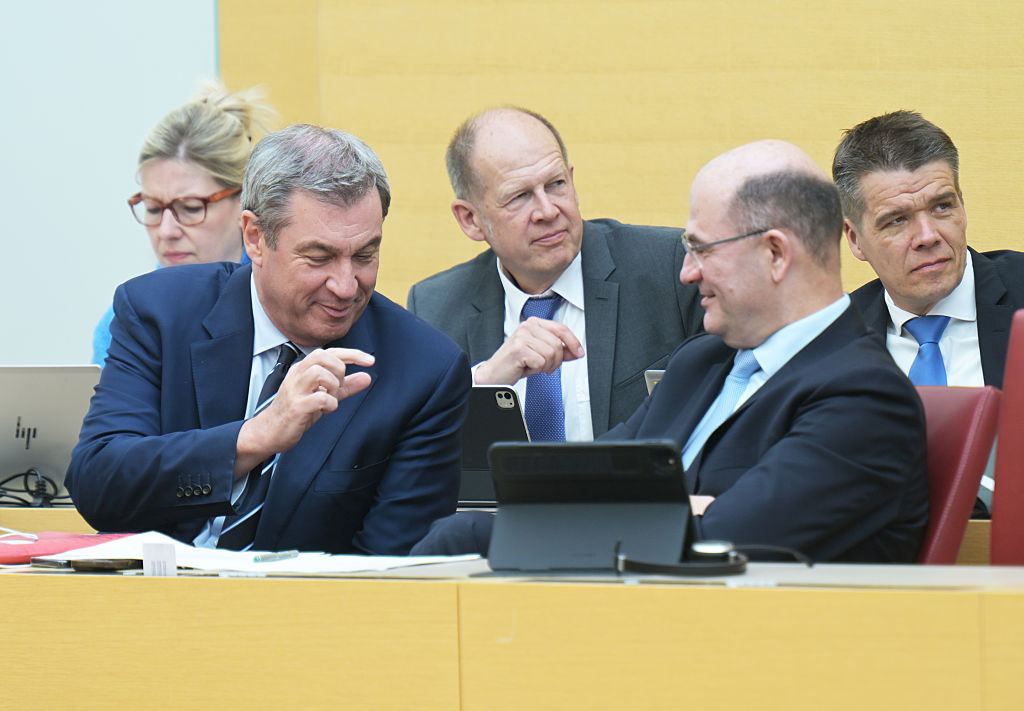 Markus Söder (CSU, links), Ministerpräsident von Bayern, sitzt im Landtag neben Albert Füracker (CSU), dem bayerischen Finanzminister. | Quelle: Getty Images
