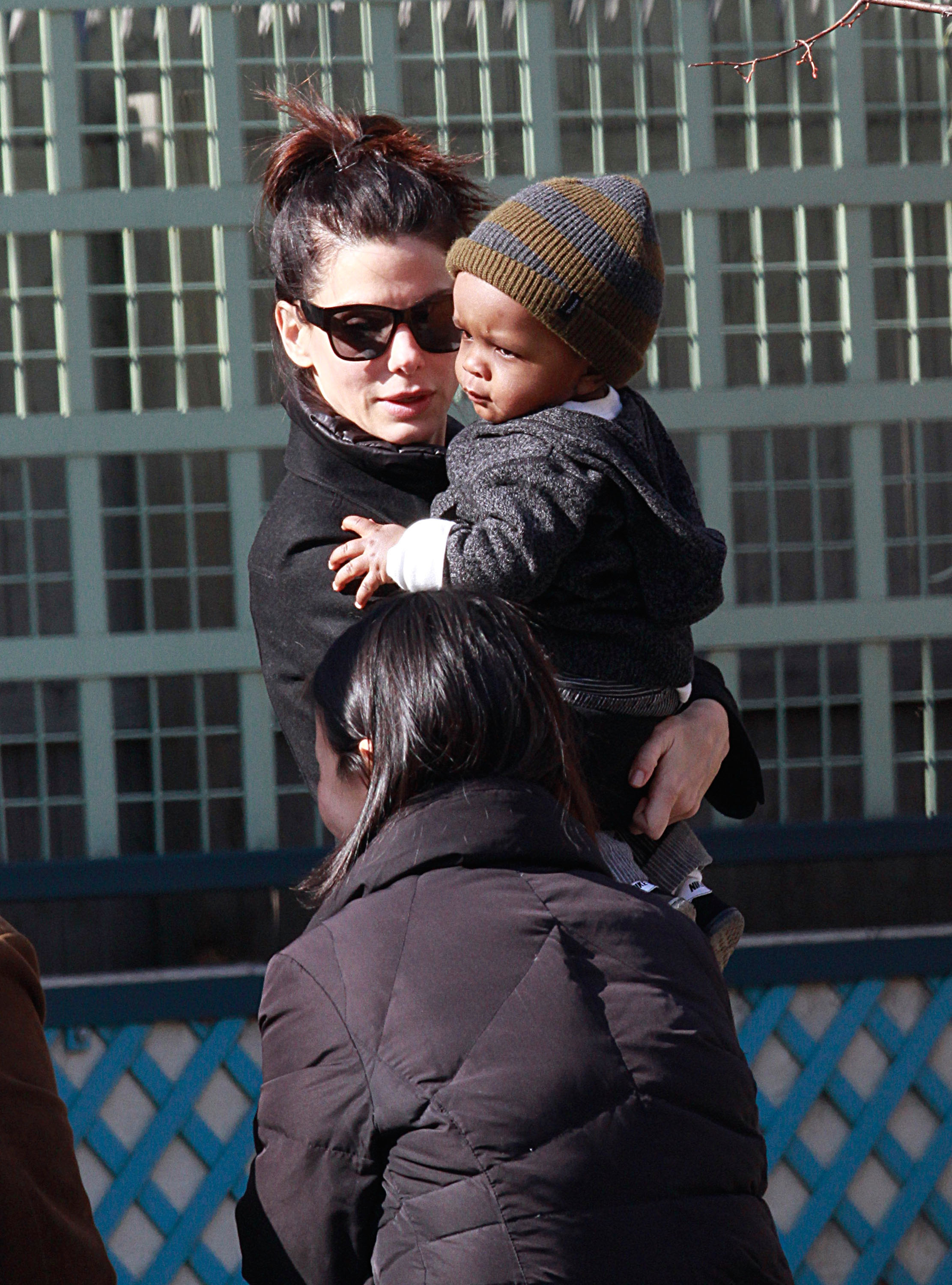 Die Schauspielerin und Louis auf den Straßen von Manhattan am 20. März 2011 in New York City | Quelle: Getty Images