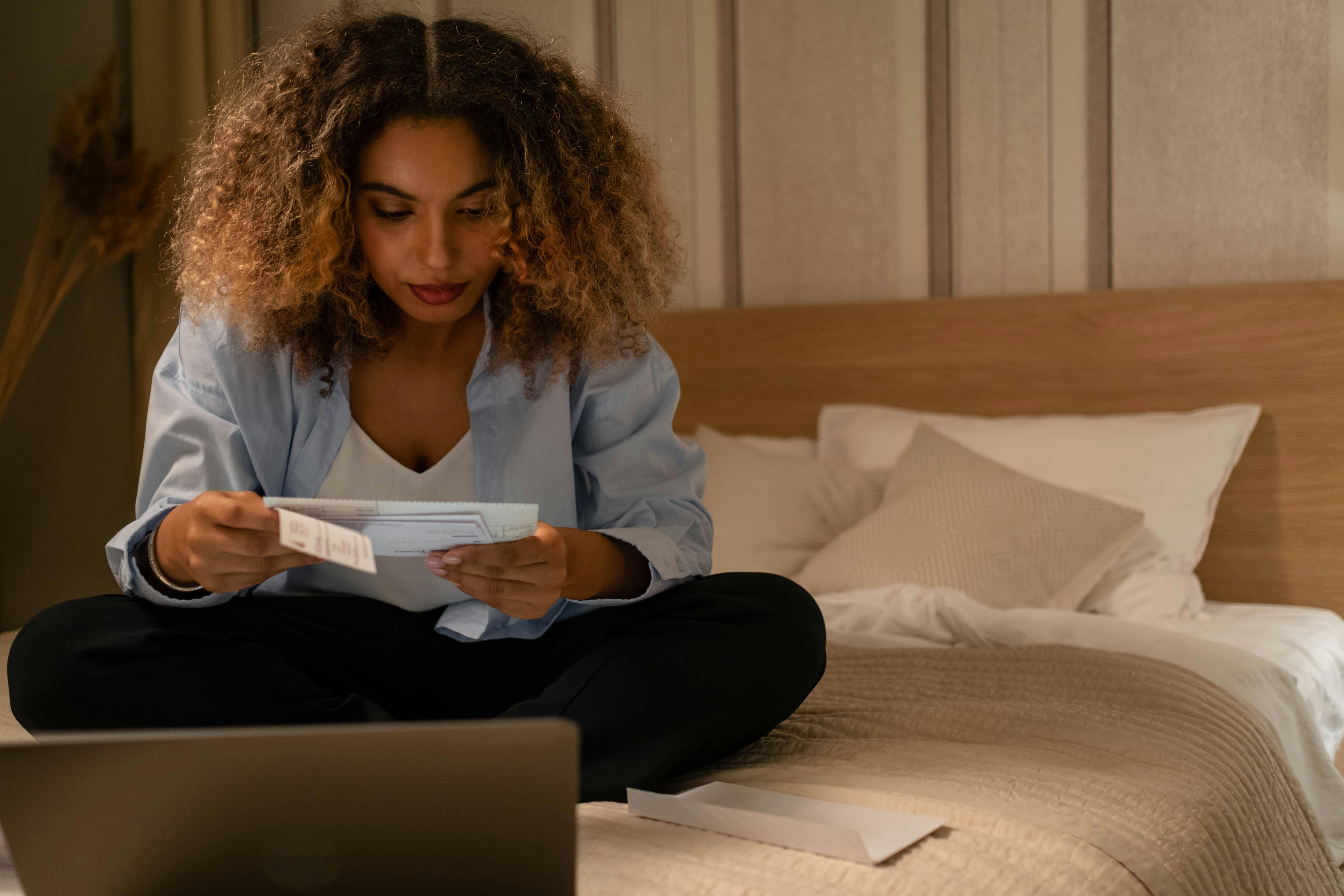 Eine Frau liest einen Brief in ihrem Schlafzimmer | Quelle: Pexels