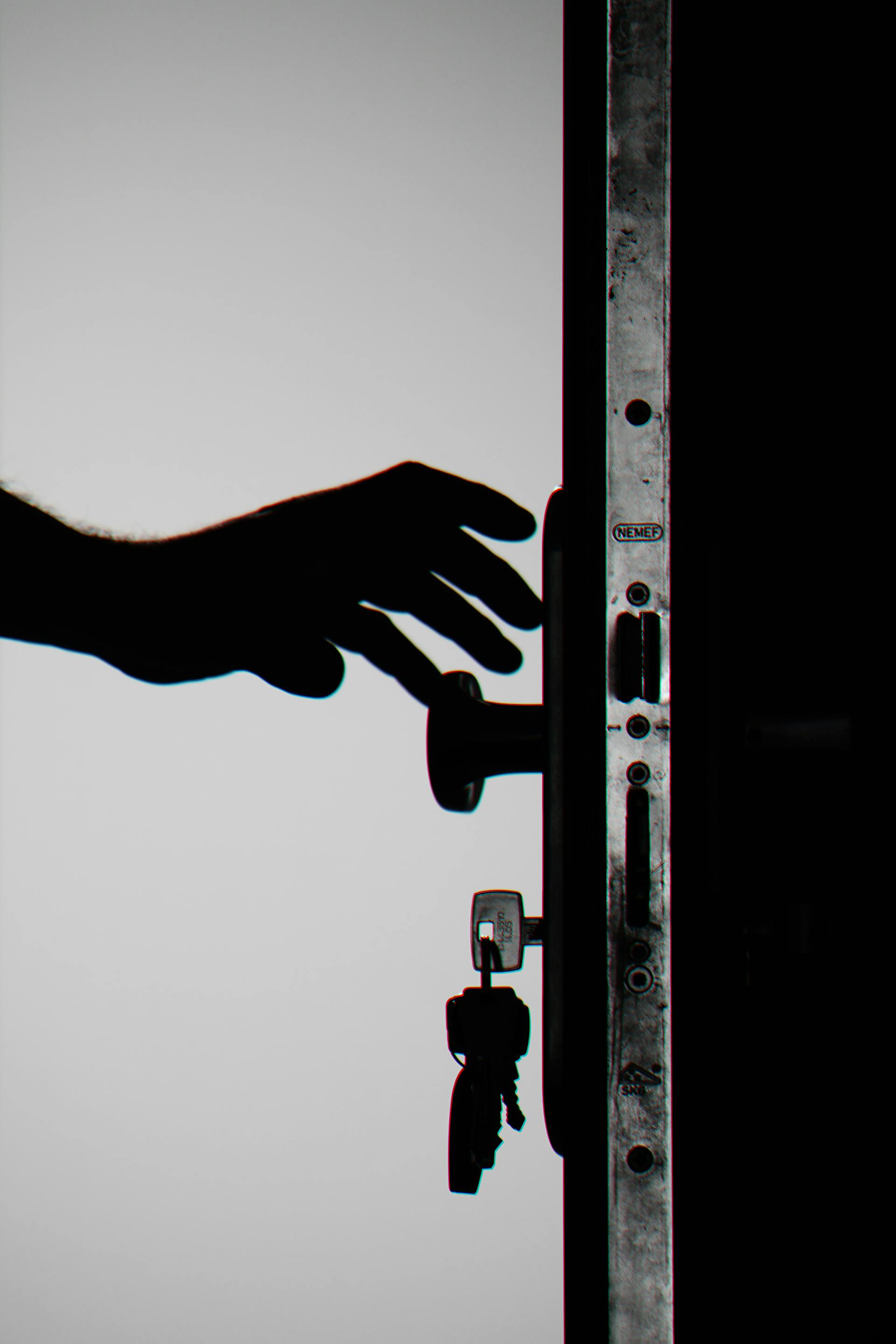 Eine Person, die nach der Tür greift | Quelle: Pexels