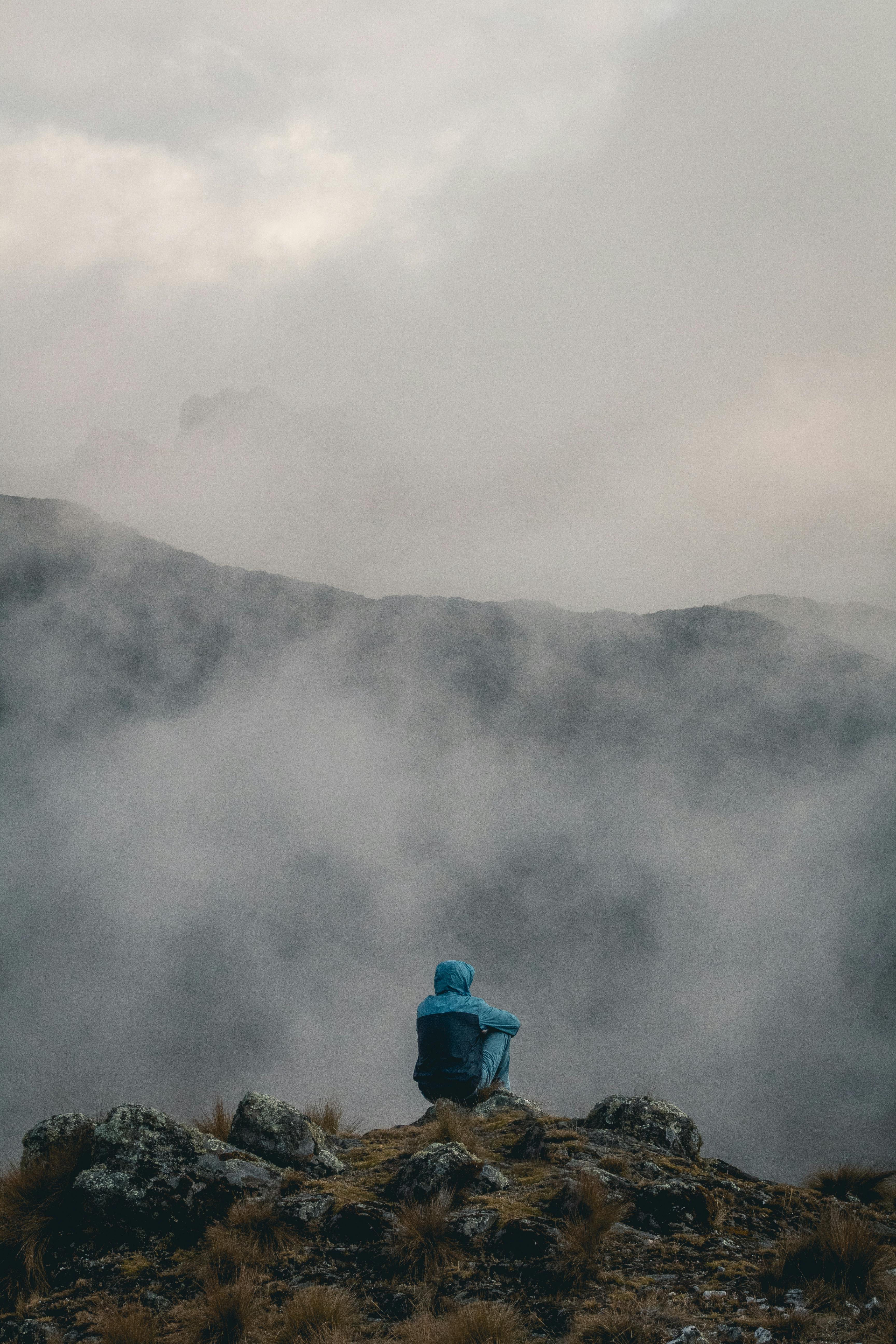 Ein einsamer Mann auf einer Wanderung | Quelle: Pexels