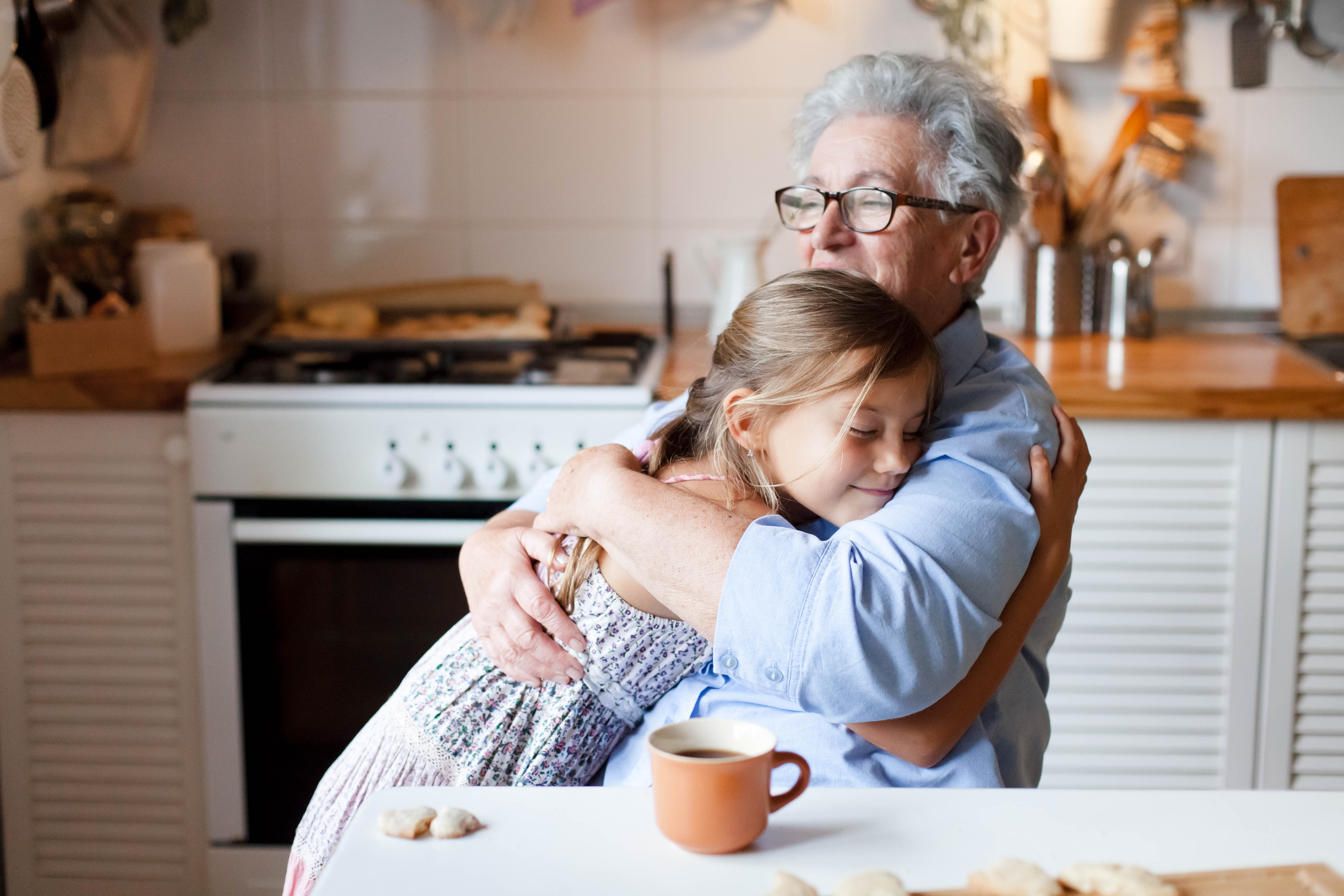 Großmutter, die ihre Enkelin umarmt | Quelle: Shutterstock