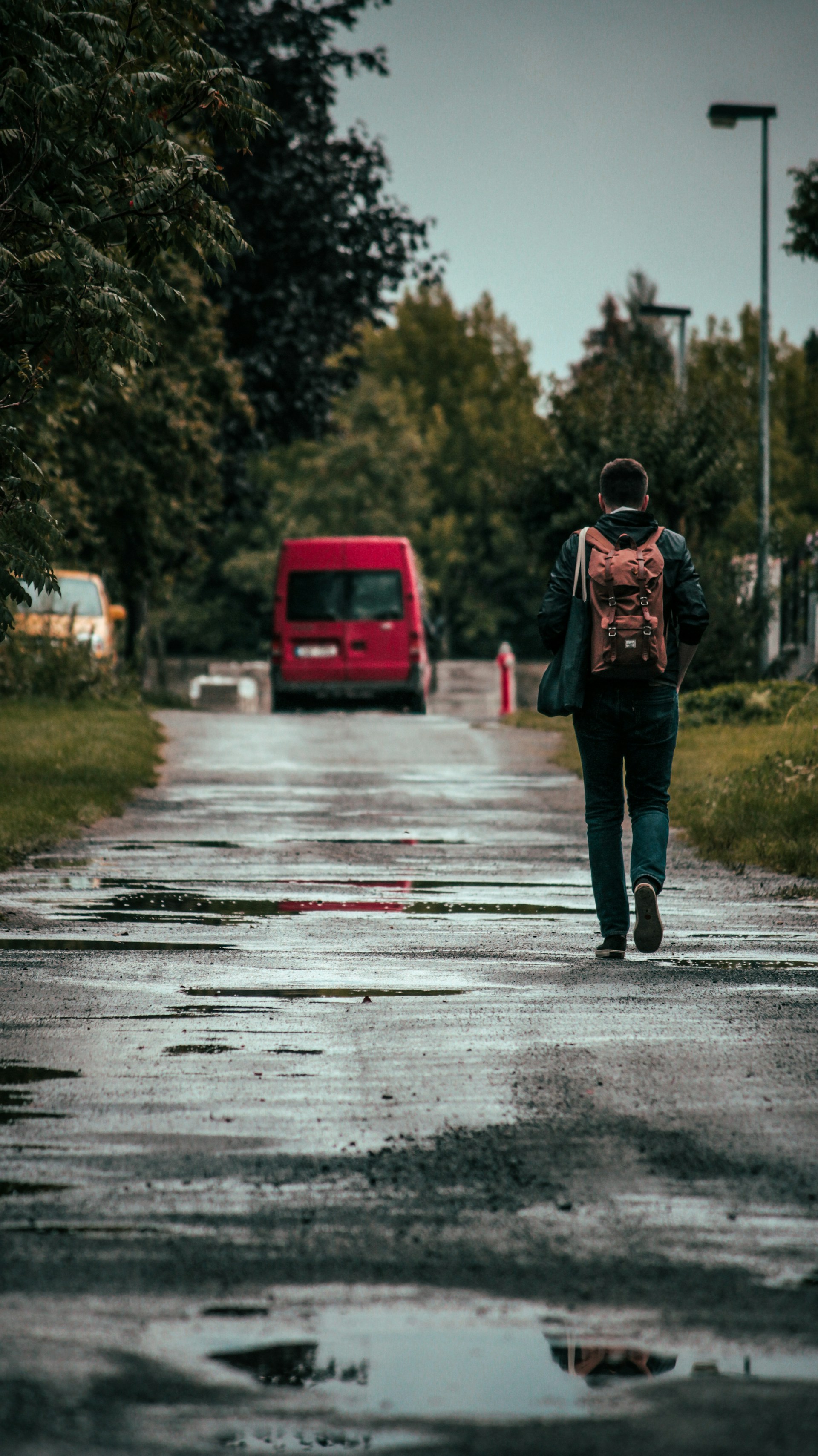 Ein Mann, der auf der Straße geht | Quelle: Unsplash