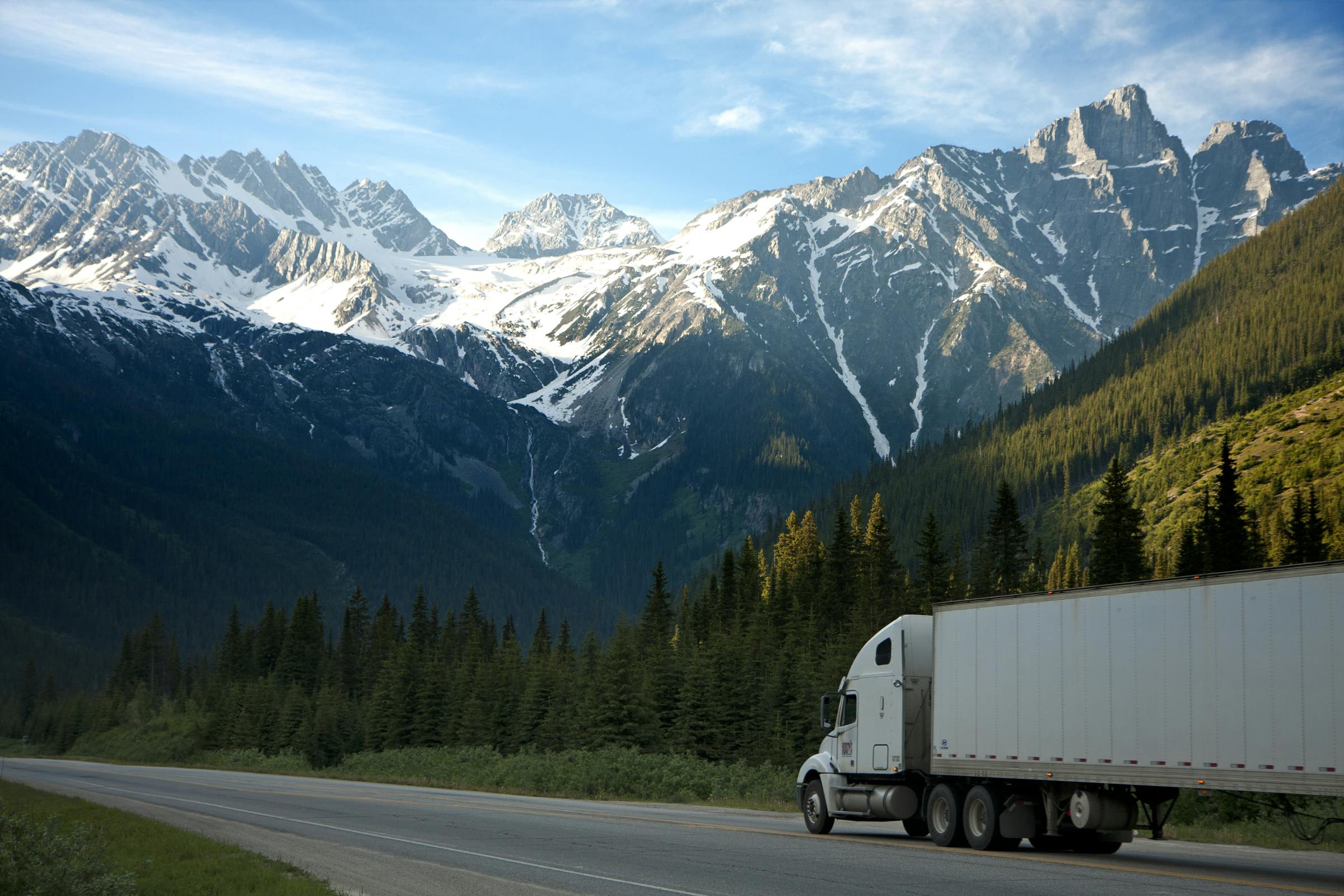 Ein großer LKW fährt durch eine schöne Straße | Quelle: Pexels