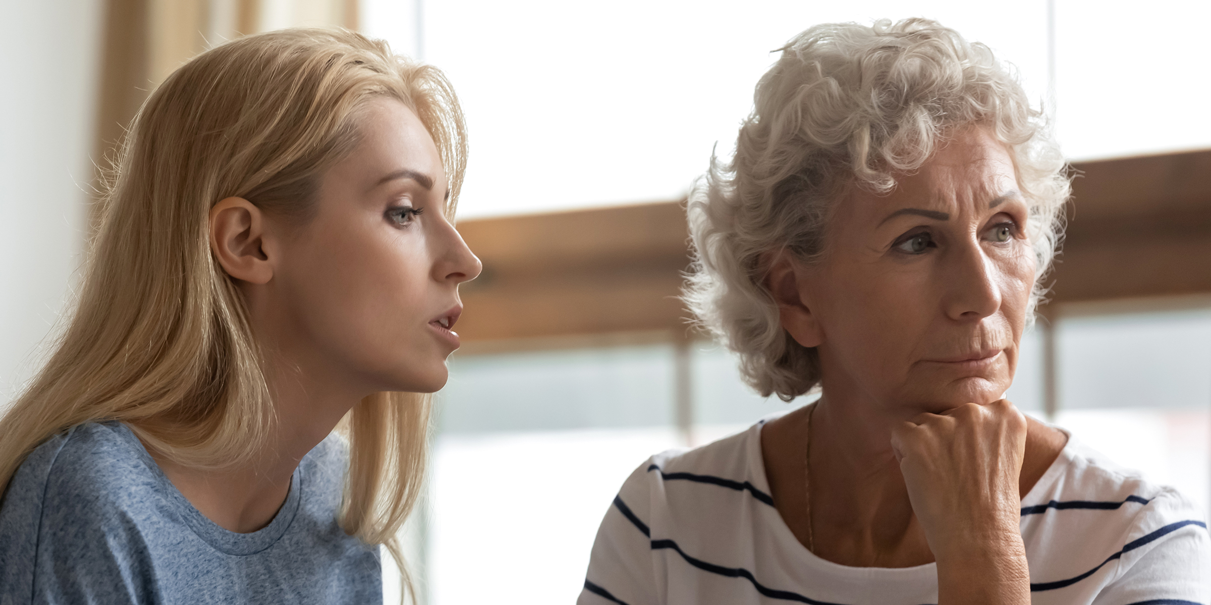 Eine Frau im Gespräch mit ihrer Mutter | Quelle: Shutterstock