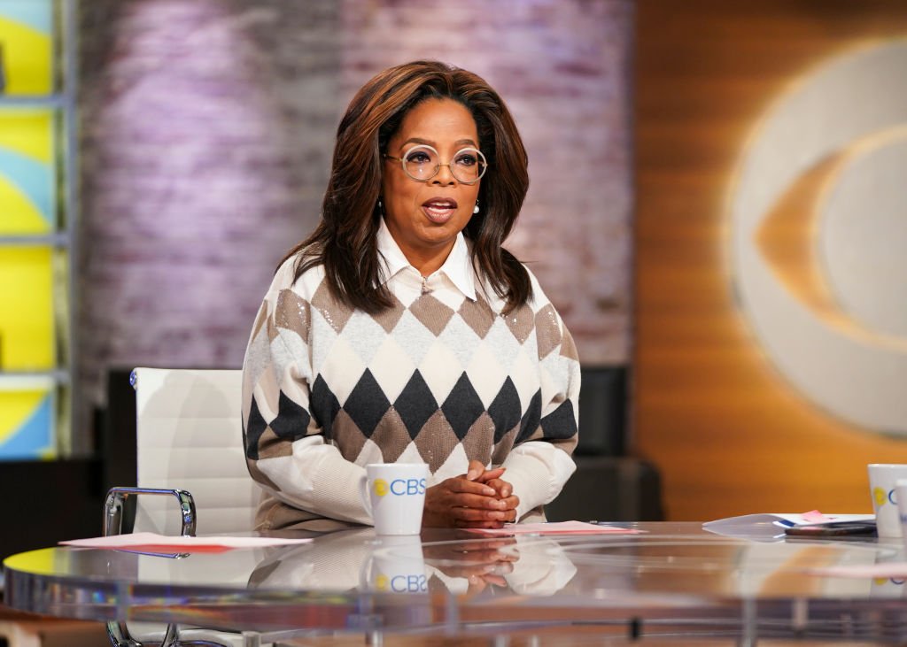 Gayle King, Anthony Mason und Tony Dokoupil interviewen Oprah zu ihrer neuen Buchclubauswahl Olive, Again mit der Autorin Elizabeth Strout. | Quelle: Getty Images