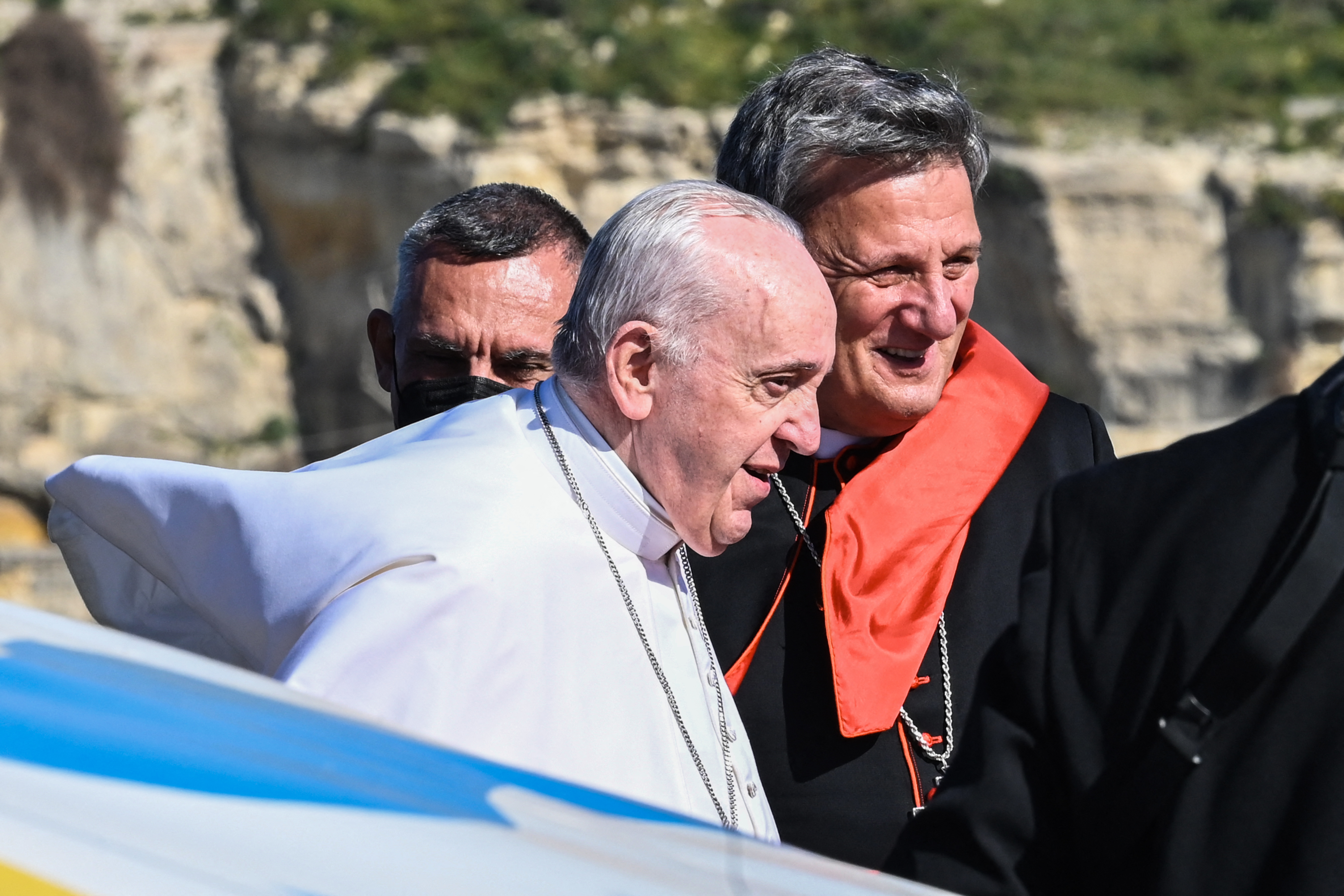 Papst Franziskus und Kardinal Mario Grech besteigen am 2. April 2022 im Hafen von Valletta eine Fähre, um am ersten Tag seiner zweitägigen Reise zur Insel Gozo zu fahren. | Quelle: Getty Images