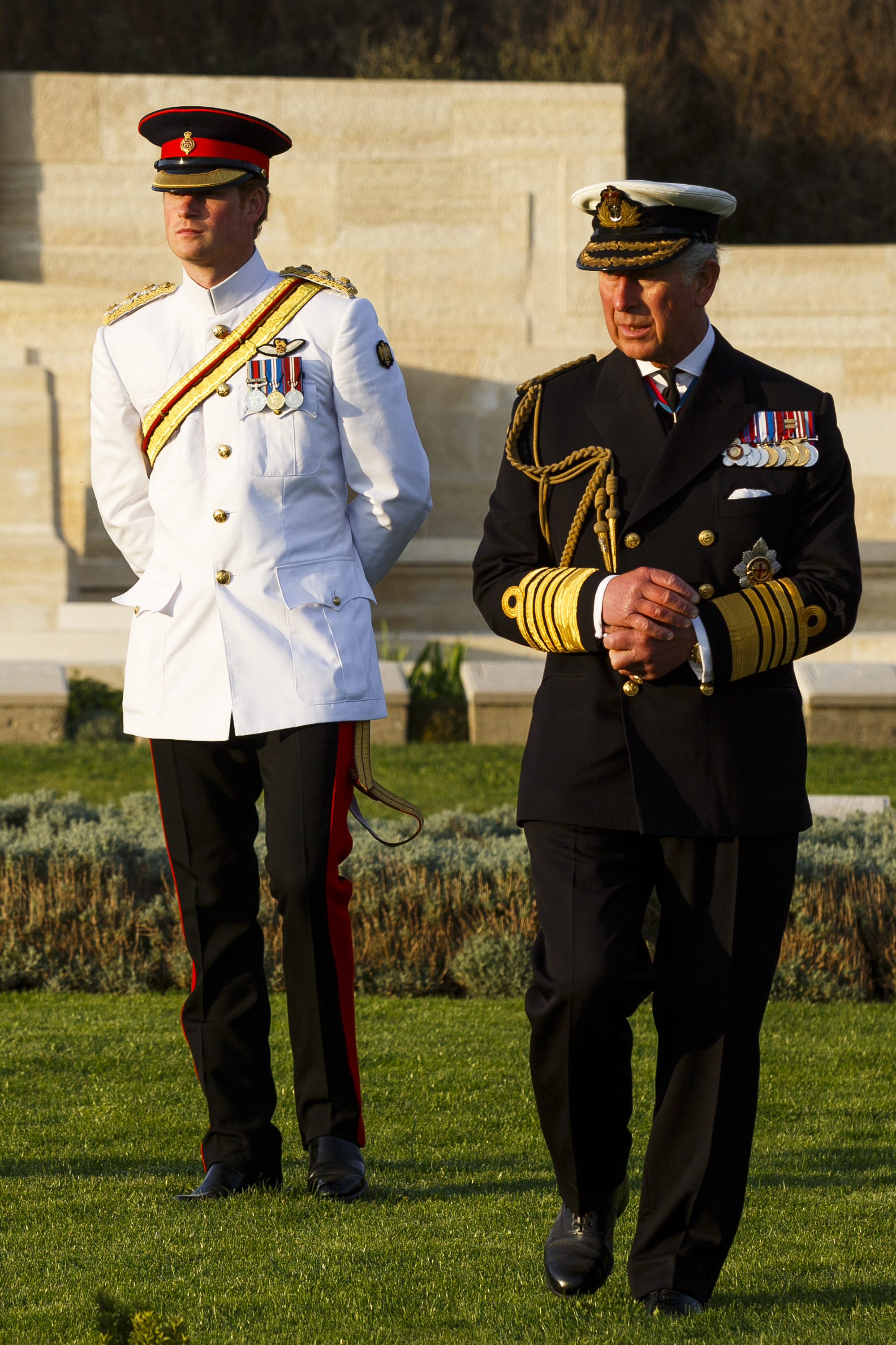 Prinz Harry und König Charles III. bei ihrem Besuch auf dem V Beach Cemetery in Seddulbahir, Türkei, am 24. April 2015. | Quelle: Getty Images