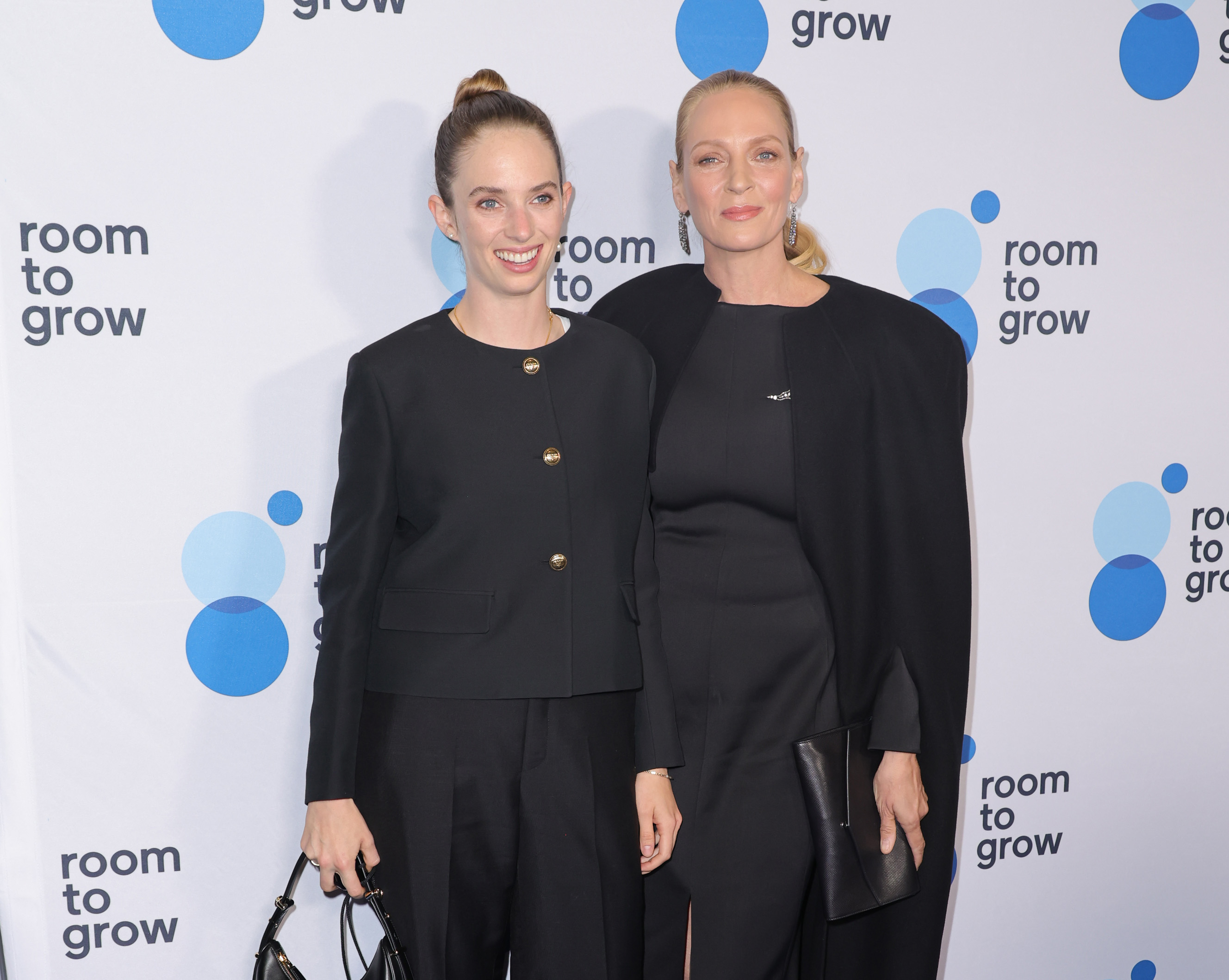 Maya Hawke und Uma Thurman besuchen die Room To Grow 25th Anniversary Gala am 25. Oktober 2023 in New York City | Quelle: Getty Images