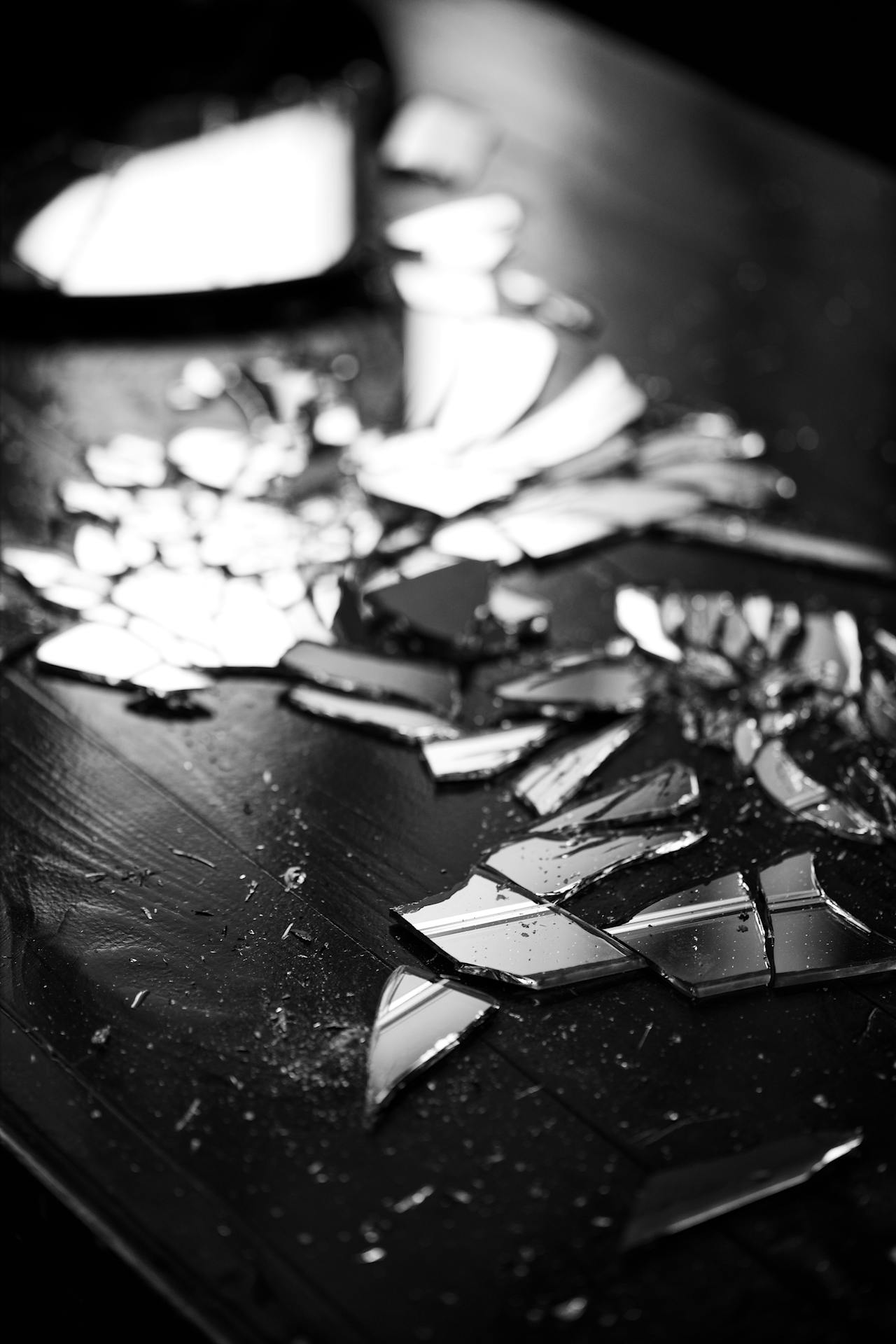 Glasscherben auf einer Fläche | Quelle: Pexels