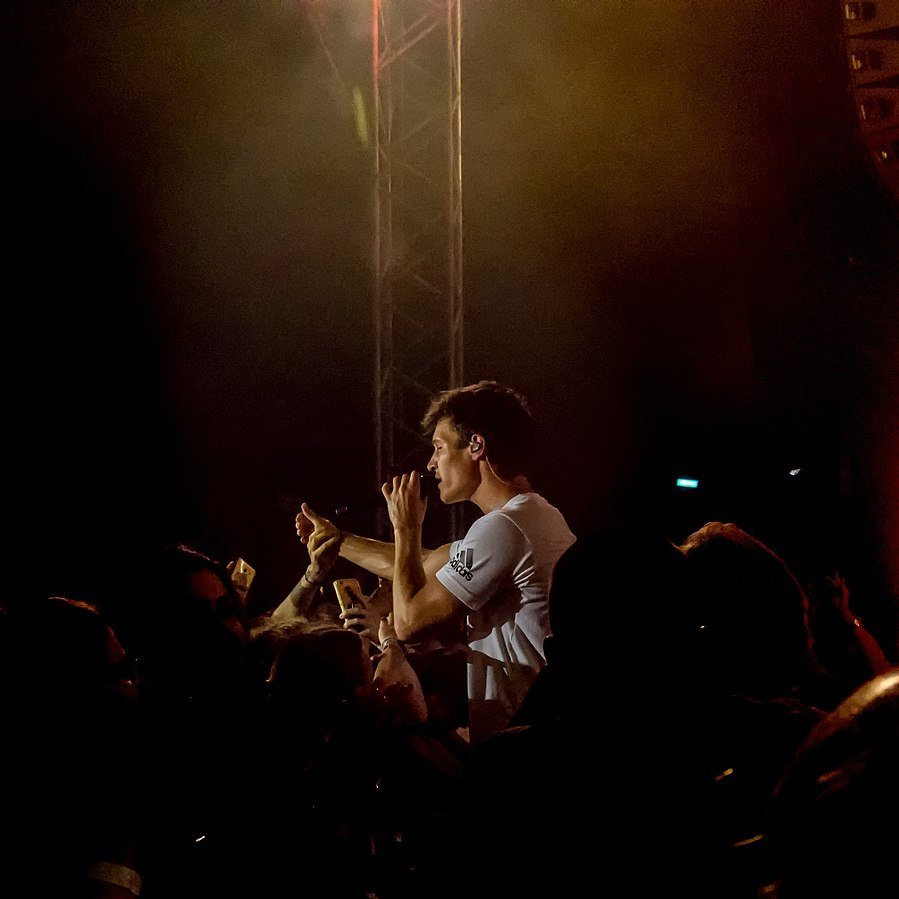 Wincent Weiss bei einem Auftritt, 2018 | Quelle: Wikimedia Commons