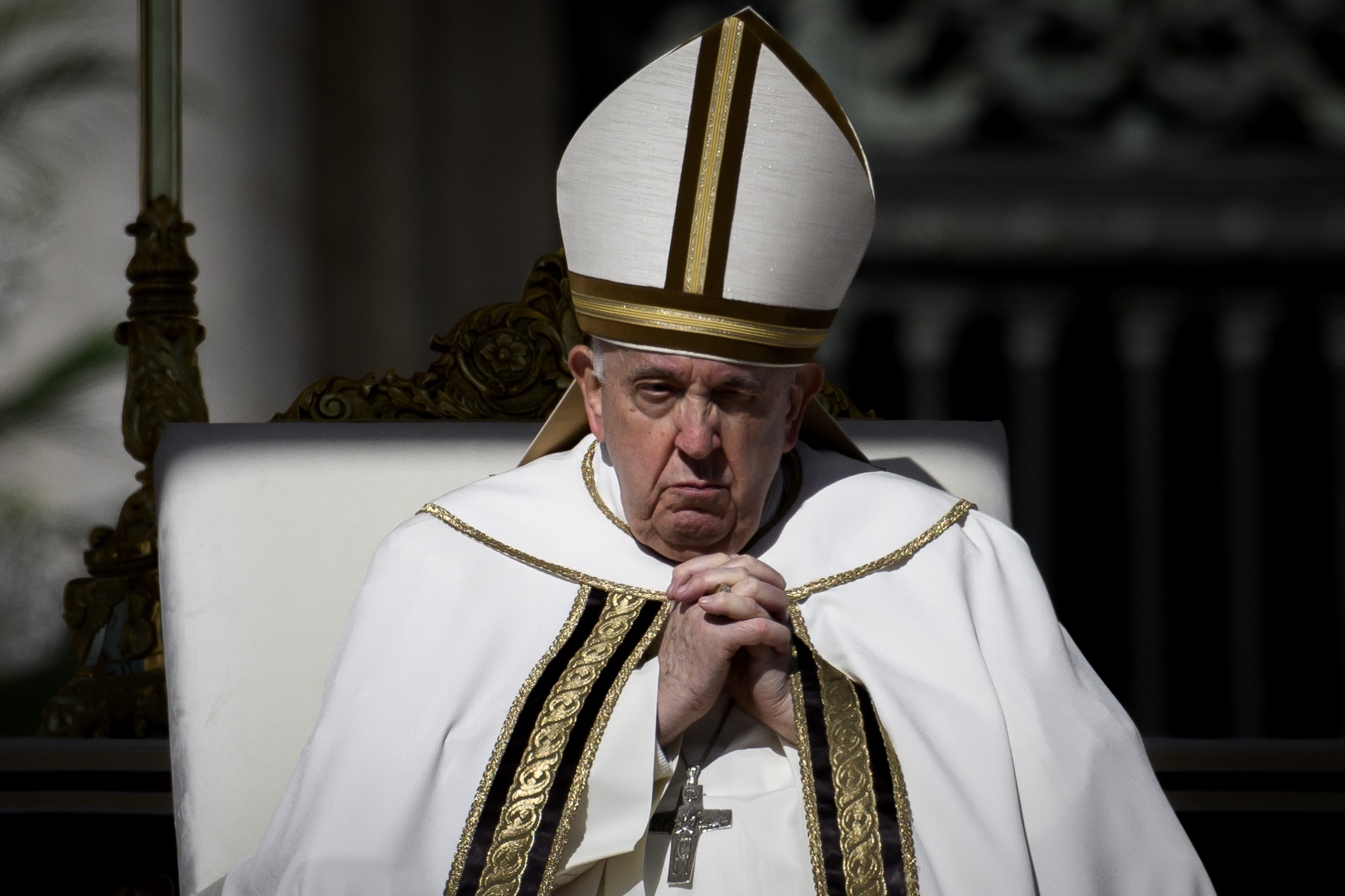 Papst Franziskus steht der Ostermesse auf dem Petersplatz am 9. April 2023 in der Vatikanstadt vor. | Quelle: Getty Images