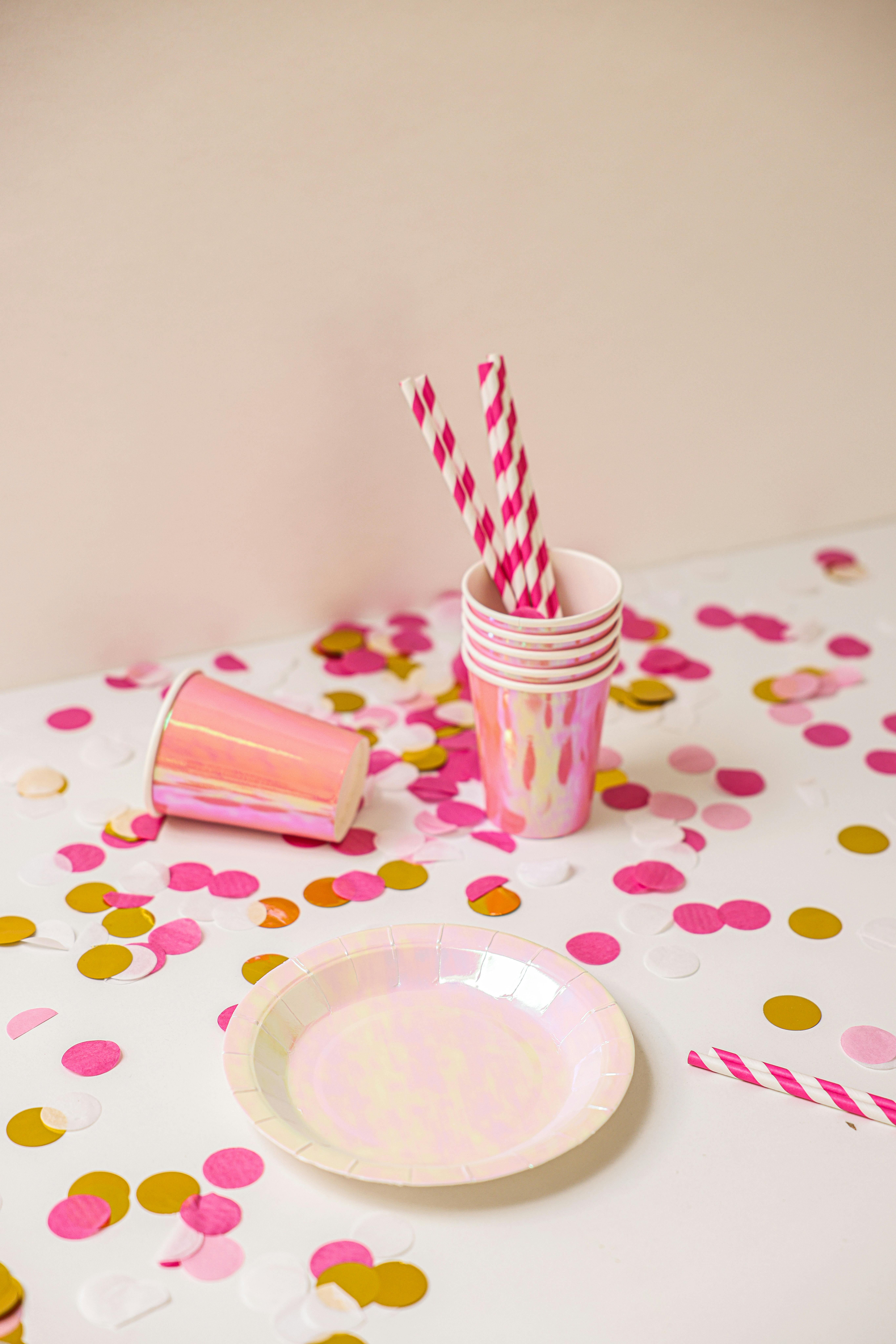 Partybecher und Teller | Quelle: Pexels