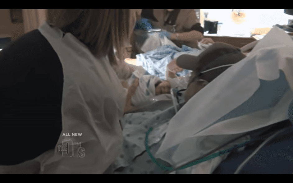 Sterbender Mann trifft seine Tochter, die zwei Wochen zu früh geboren wurde. | Quelle: Youtube.com/The Doctors