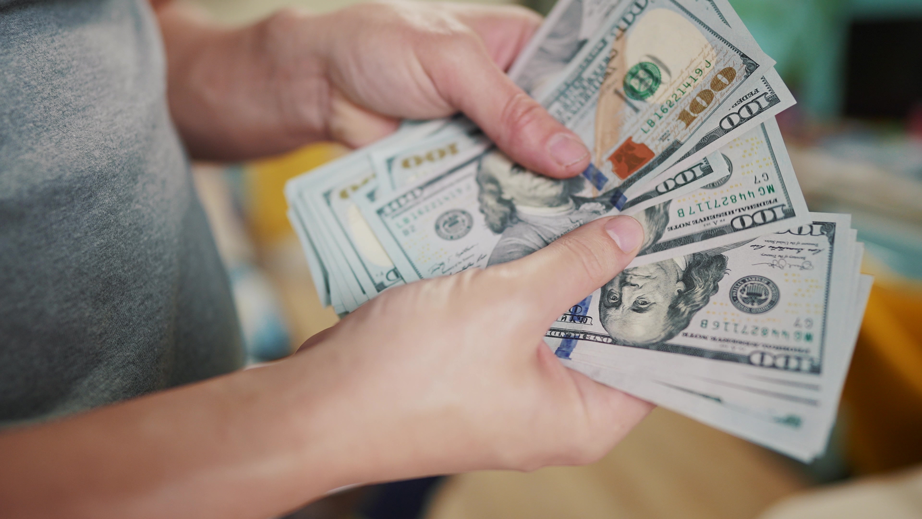 Eine Person mit Geld in der Hand | Quelle: Shutterstock