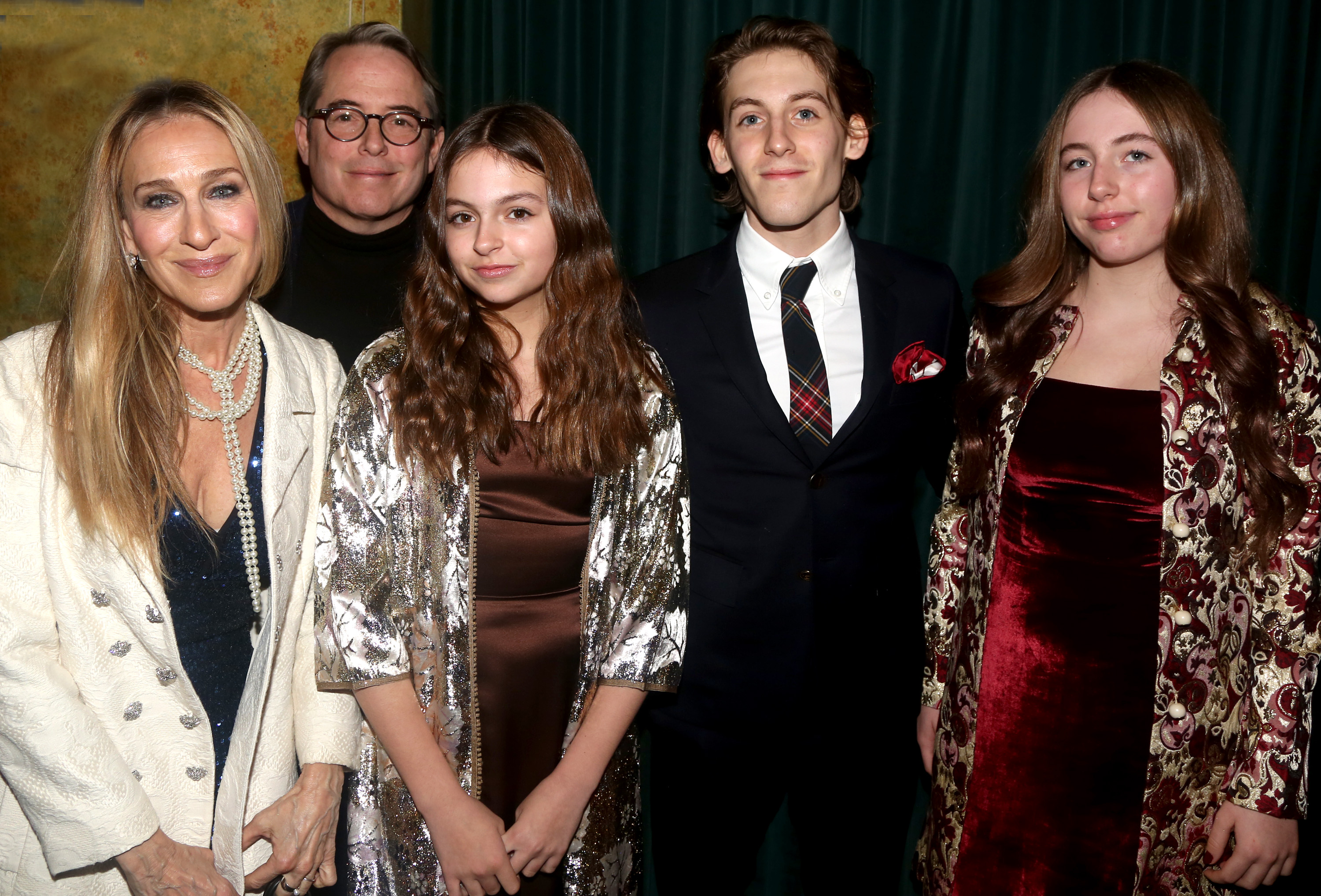 Matthew Broderick und Sarah Jessica Parker besuchen mit ihren Kindern Tabitha, James und Marion die Premiere des Musicals "Some Like It Hot!" im Shubert Theatre in New York City am 11. Dezember 2022. | Quelle: Getty Images