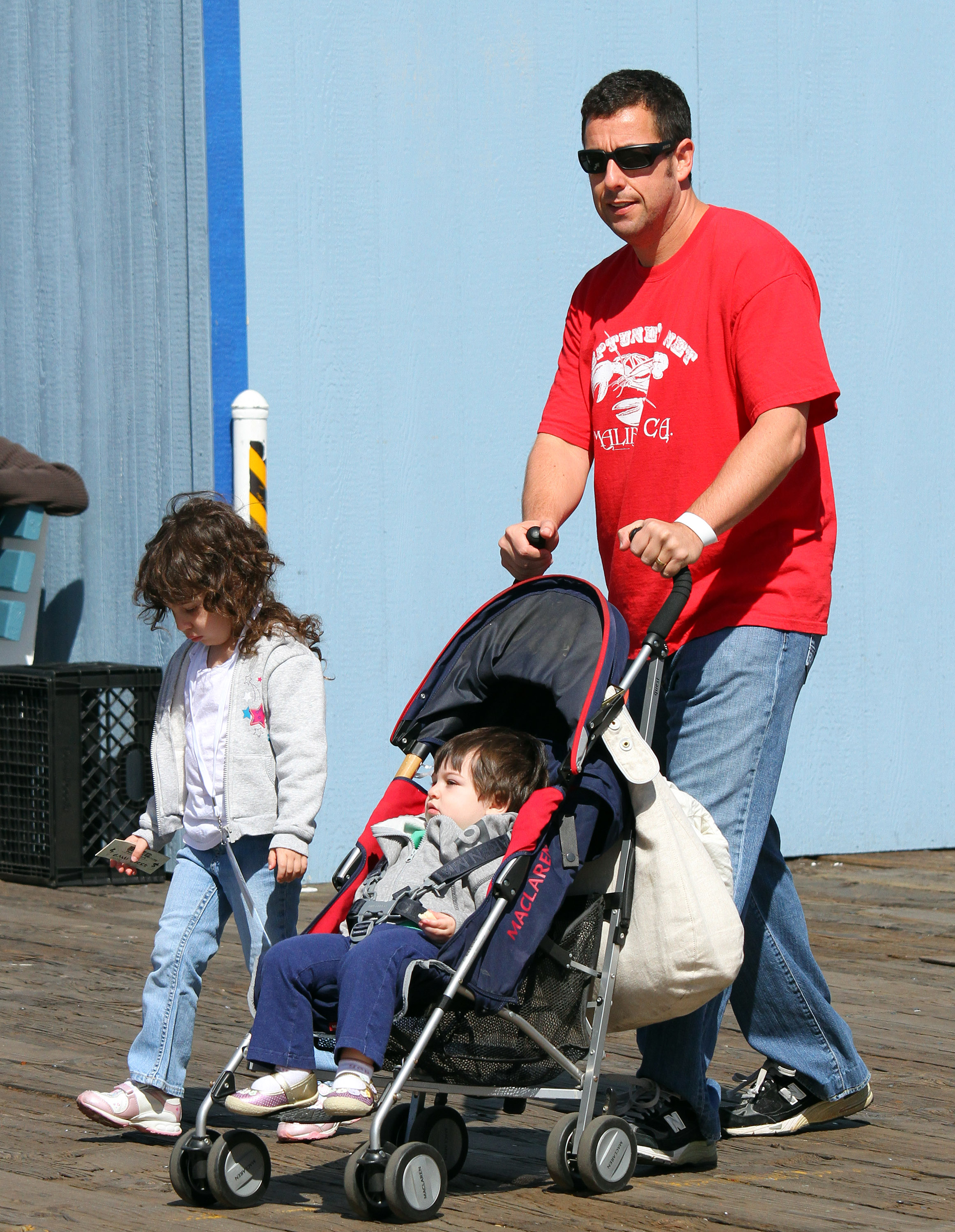 Adam, Sunny und Sadie Sandler bei einem Spaziergang in Kalifornien am 14. März 2010. | Quelle: Getty Images