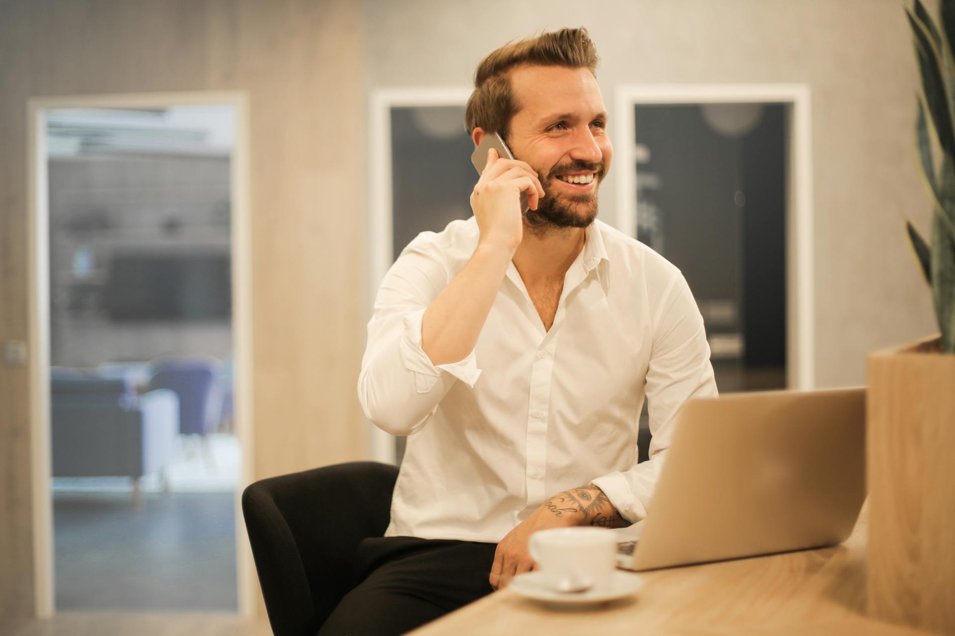 Ein Mann spricht am Telefon und lächelt | Quelle: Pexels