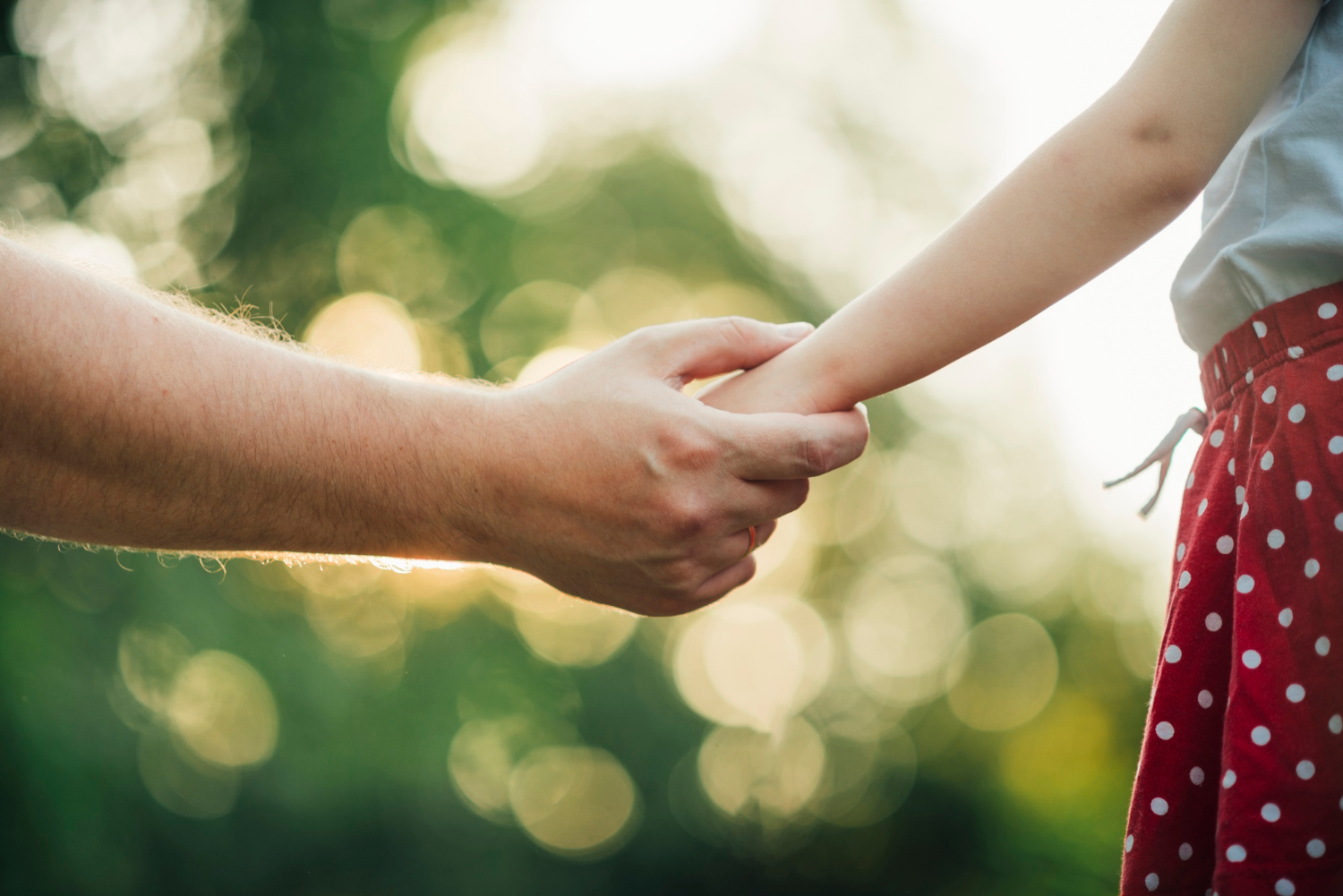Vater und Tochter halten sich an den Händen | Quelle: Freepik