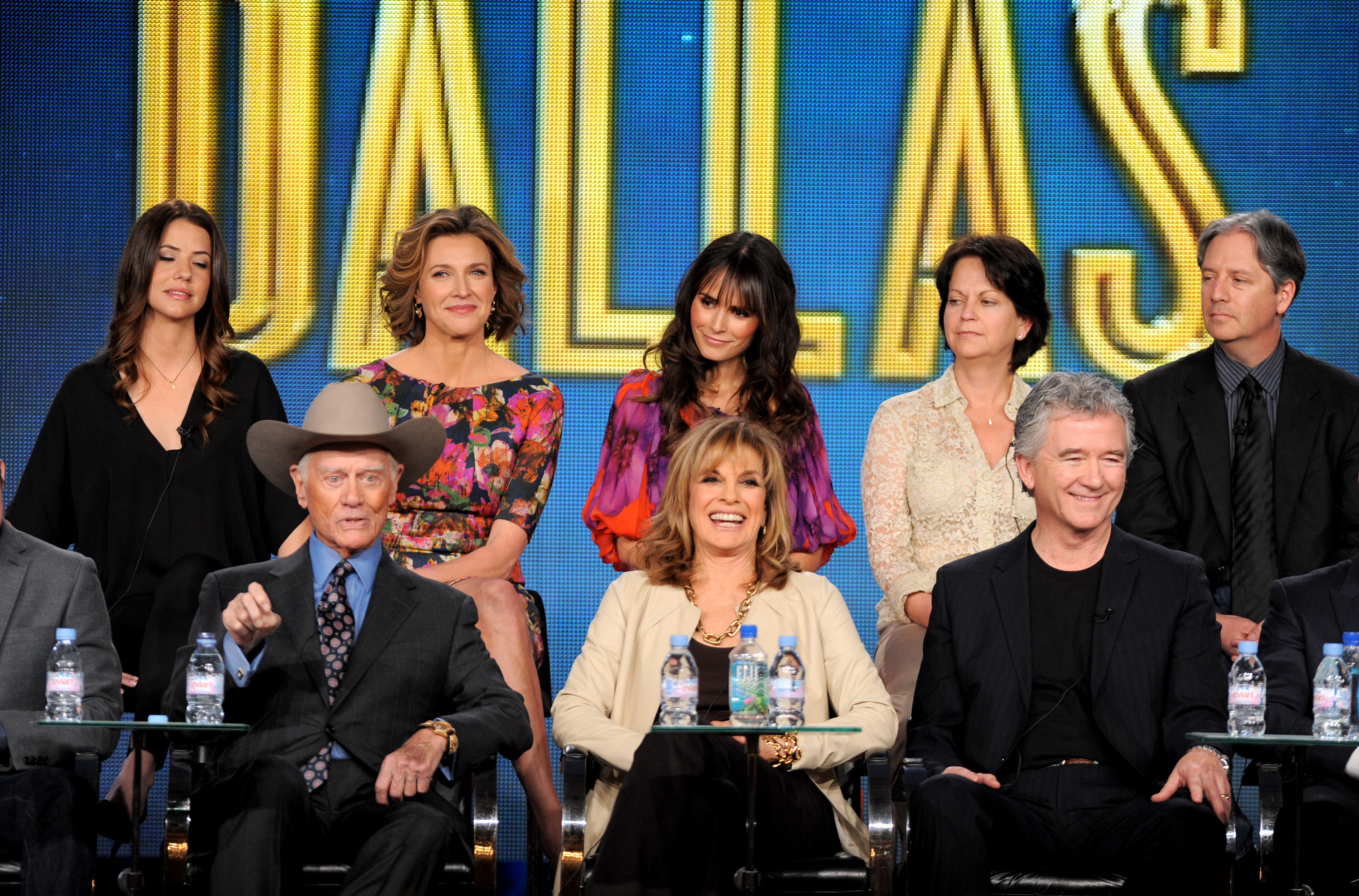 Die Darsteller von "Dallas" sprechen auf der Bühne beim "Dallas"-Panel während der 2012 Turner TCA im Langham Hotel am 14. Januar 2012 in Pasadena, Kalifornien. | Quelle: Getty Images