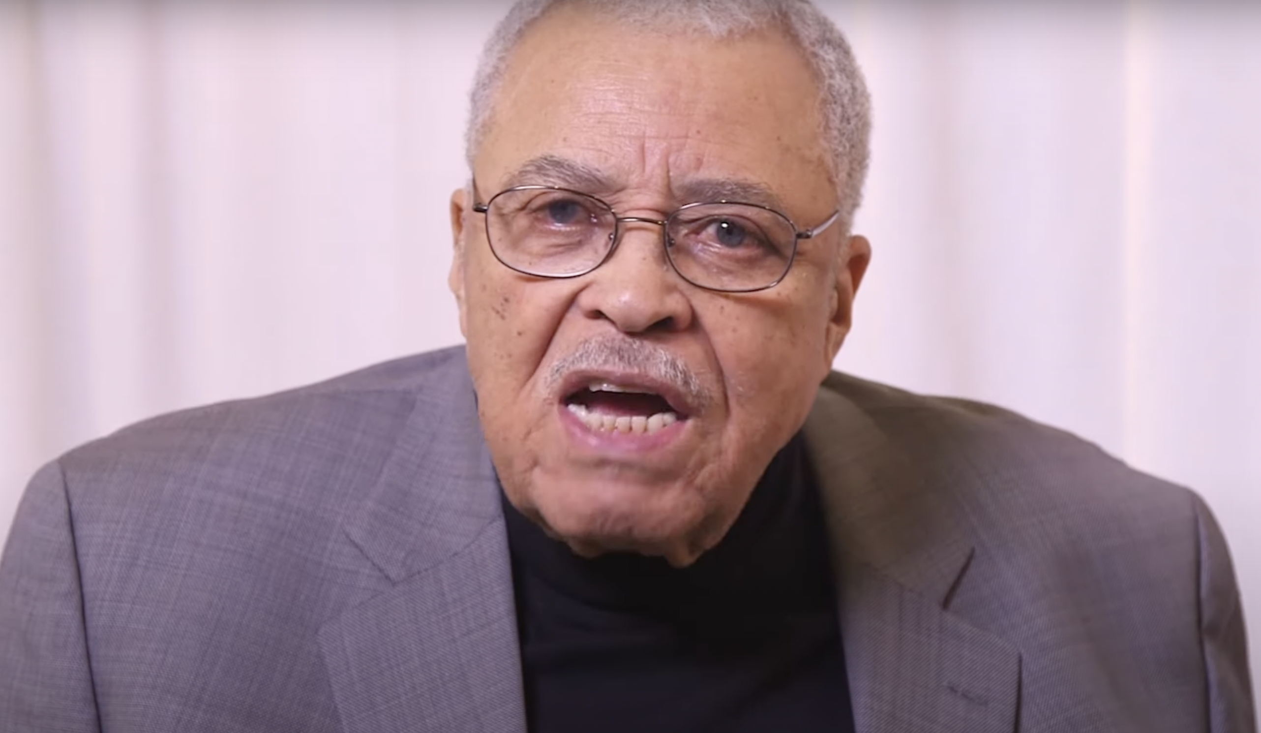 James Earl Jones während eines Interviews | Quelle: YouTube/UsWeekly