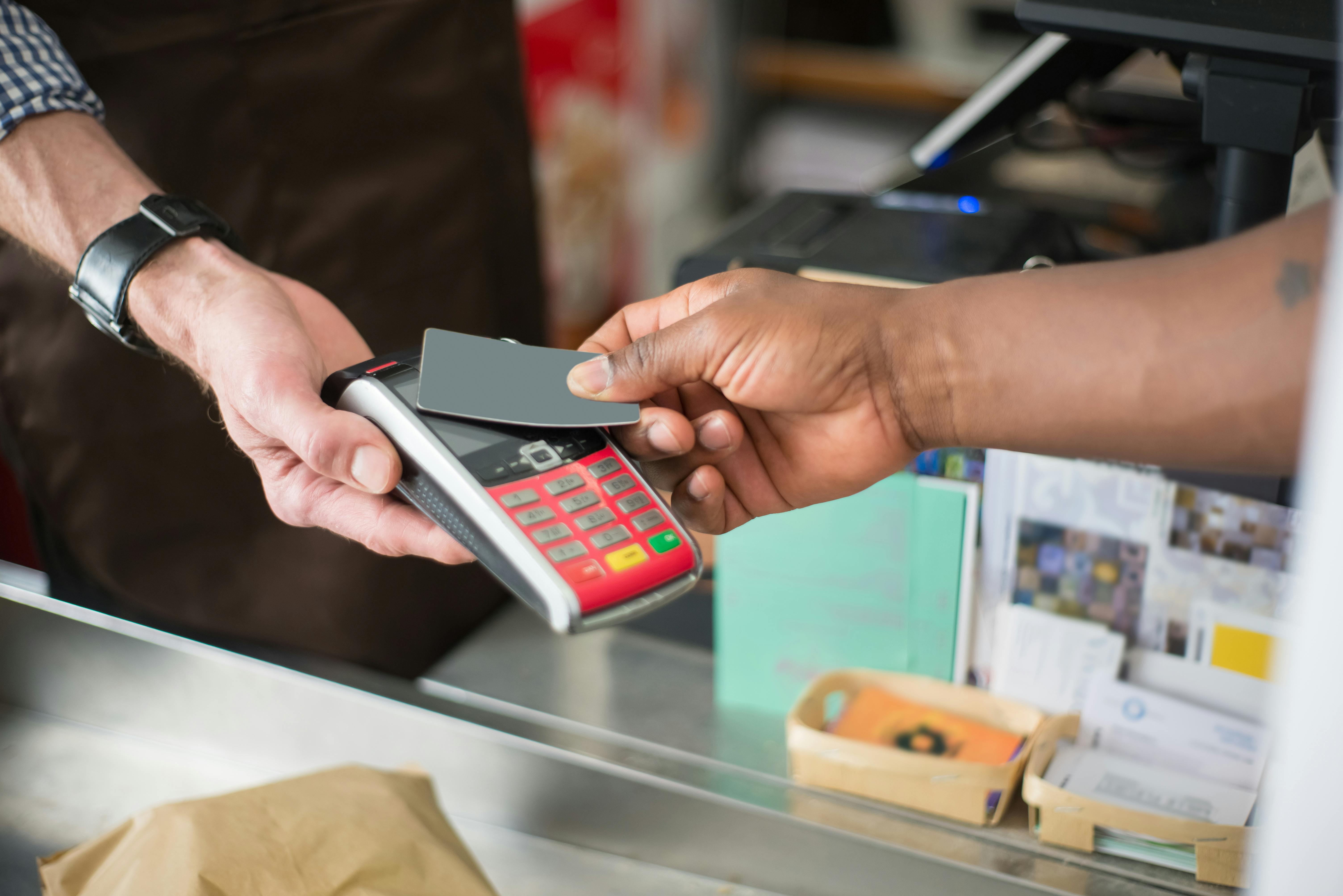 Eine Person, die mit einer Bankkarte bezahlt | Quelle: Pexels