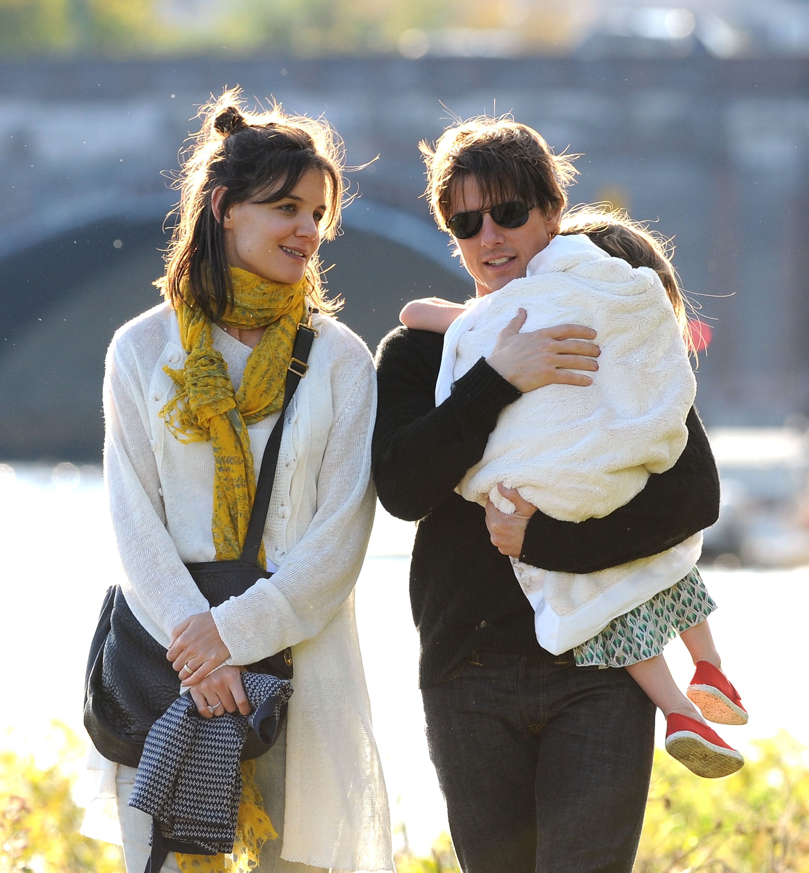 Katie Holmes, Tom Cruise und ihre Tochter Suri Cruise am 10. Oktober 2009 in Cambridge, Massachusetts | Quelle: Getty Images