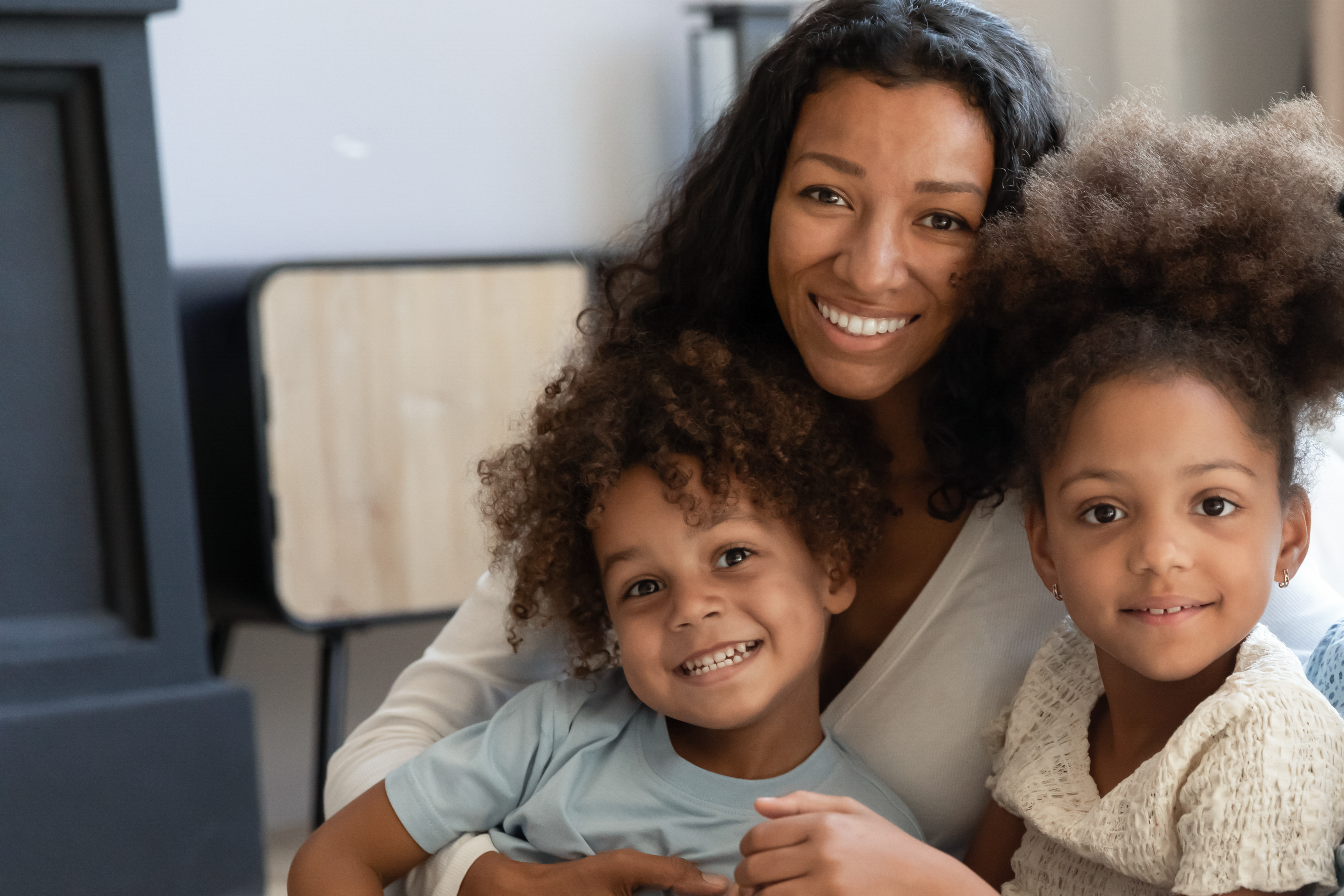 Eine schwarze Frau mit zwei Kindern | Quelle: Shutterstock